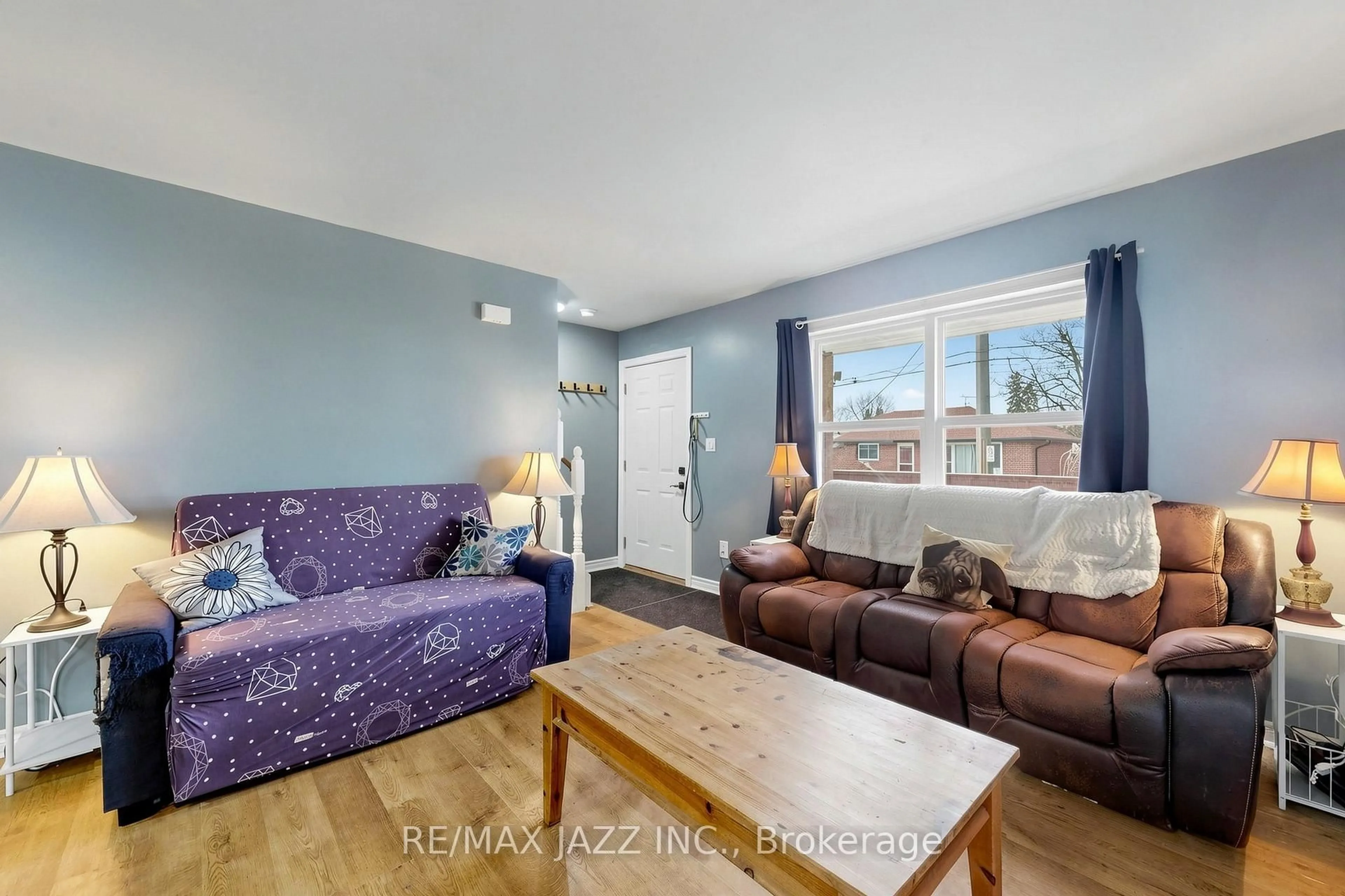 Living room with furniture, wood/laminate floor for 81 Harcourt St, Port Hope Ontario L1A 1M3