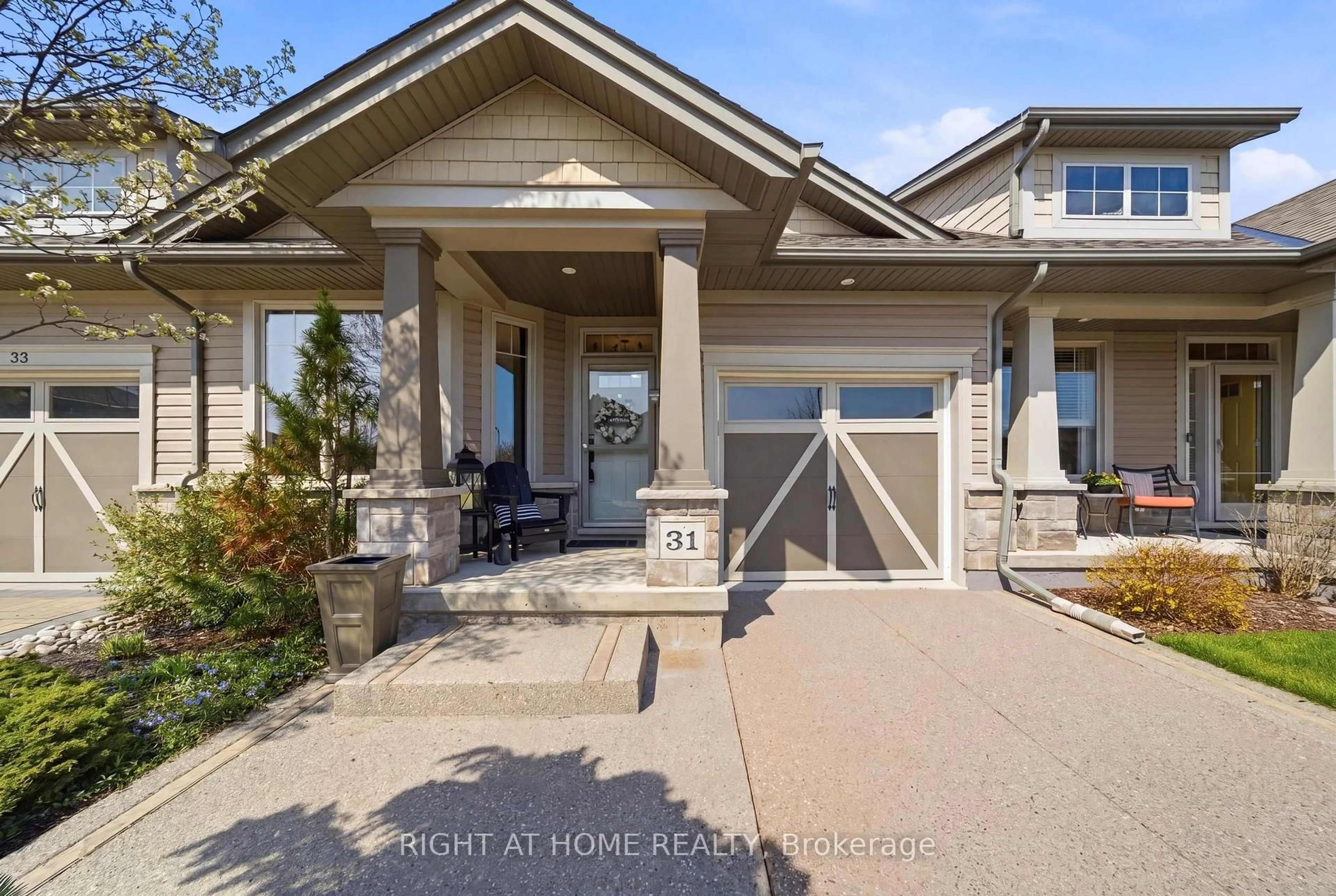 Home with vinyl exterior material, street for 31 Manorwood Dr, West Lincoln Ontario L0R 2A0