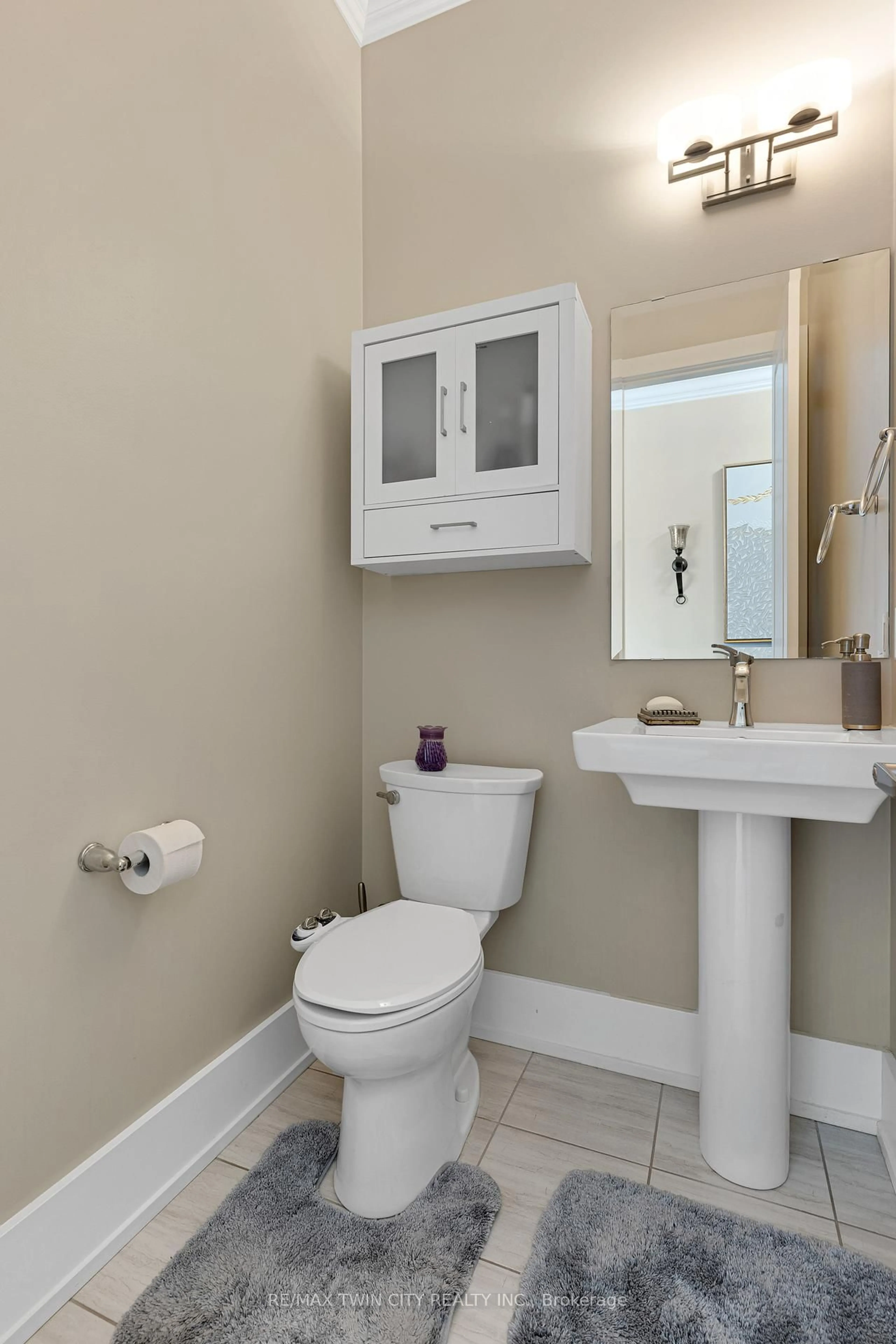 Standard bathroom, unknown for 900 Pondcliffe Dr, Kitchener Ontario N2R 0M9