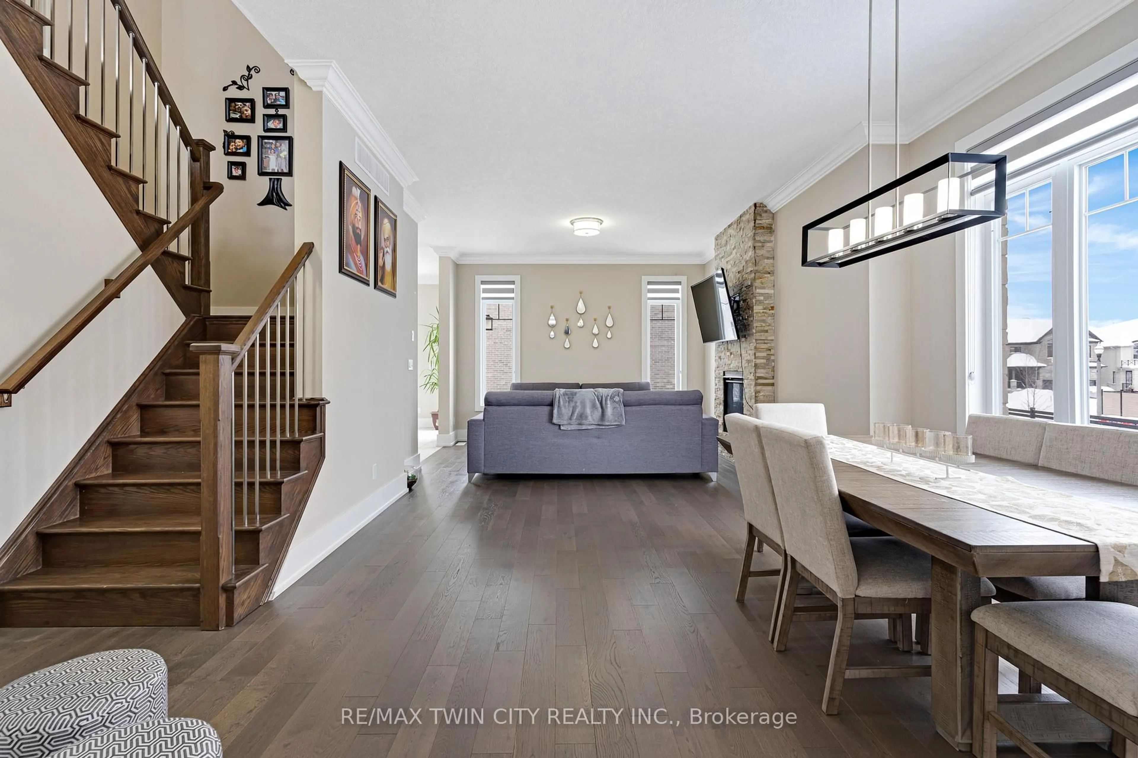 Indoor entryway for 900 Pondcliffe Dr, Kitchener Ontario N2R 0M9