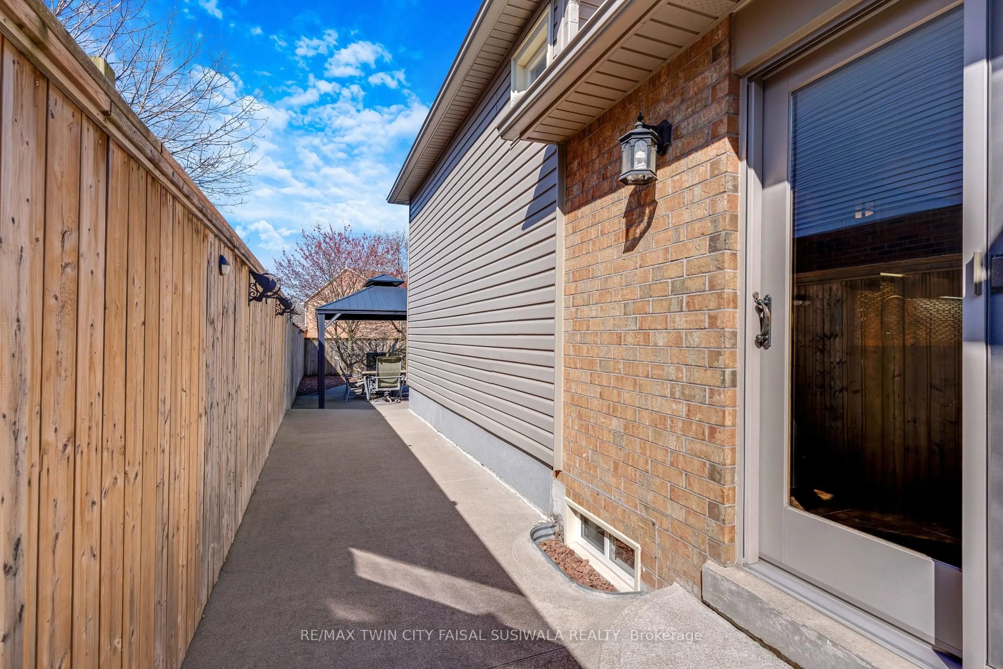Patio, street for 77 Mctague Dr, Cambridge Ontario N1T 1L7