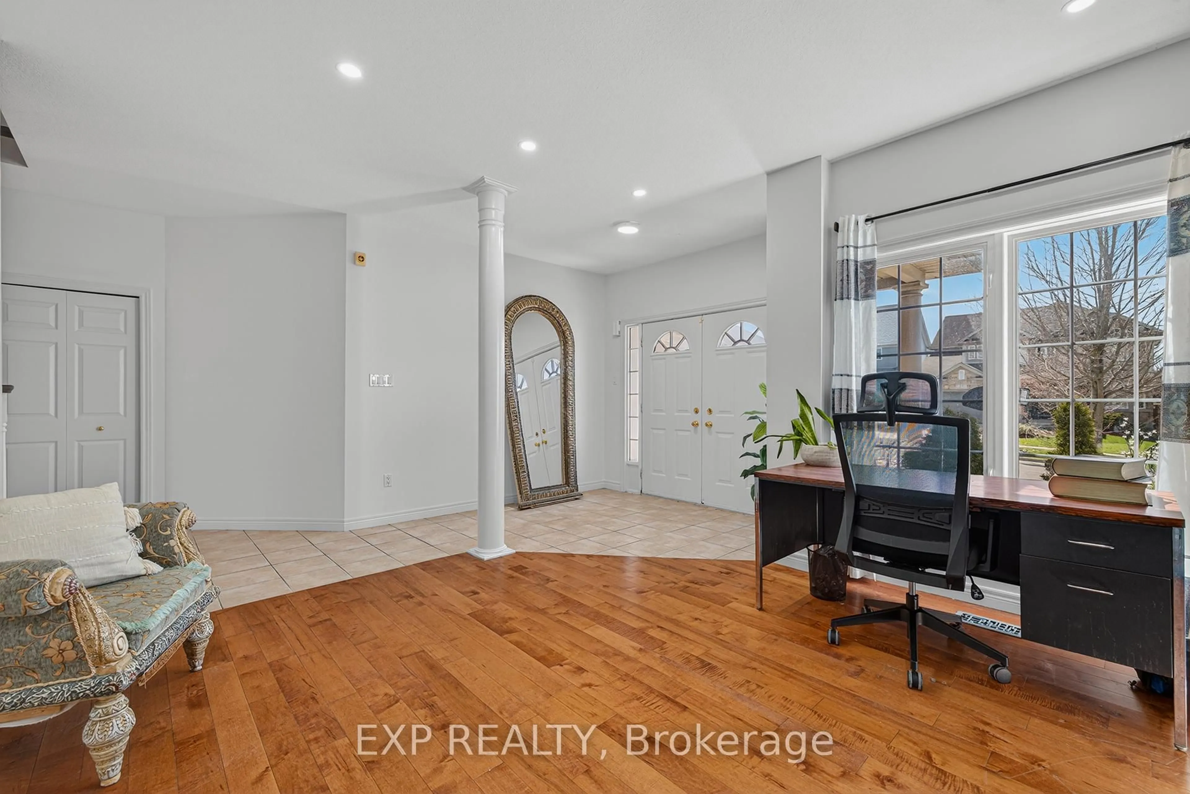 Indoor entryway for 14 Hearthbridge St, Kitchener Ontario N2R 1L5