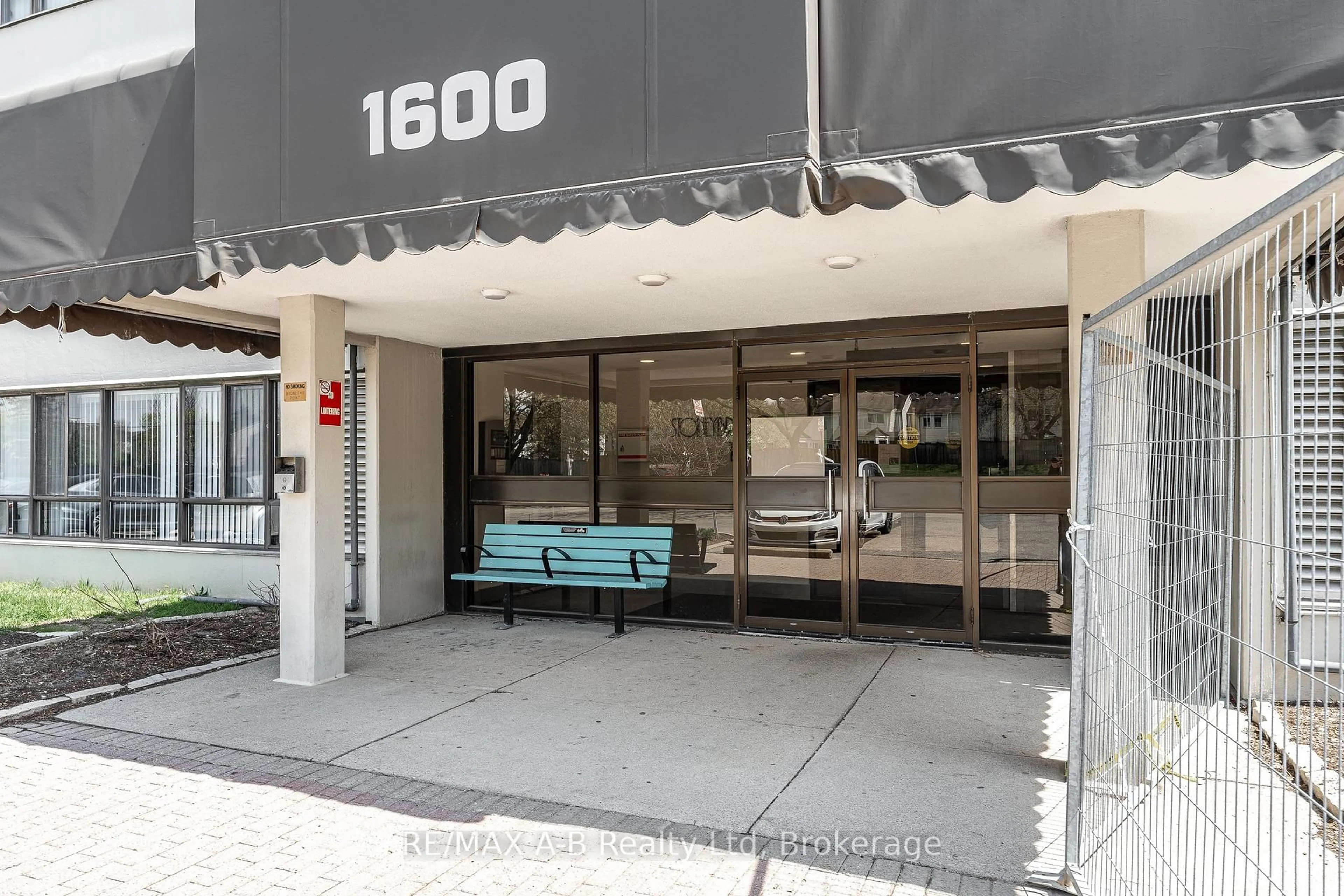 Indoor foyer for 1600 Adelaide St #301, London North Ontario N5X 3H6