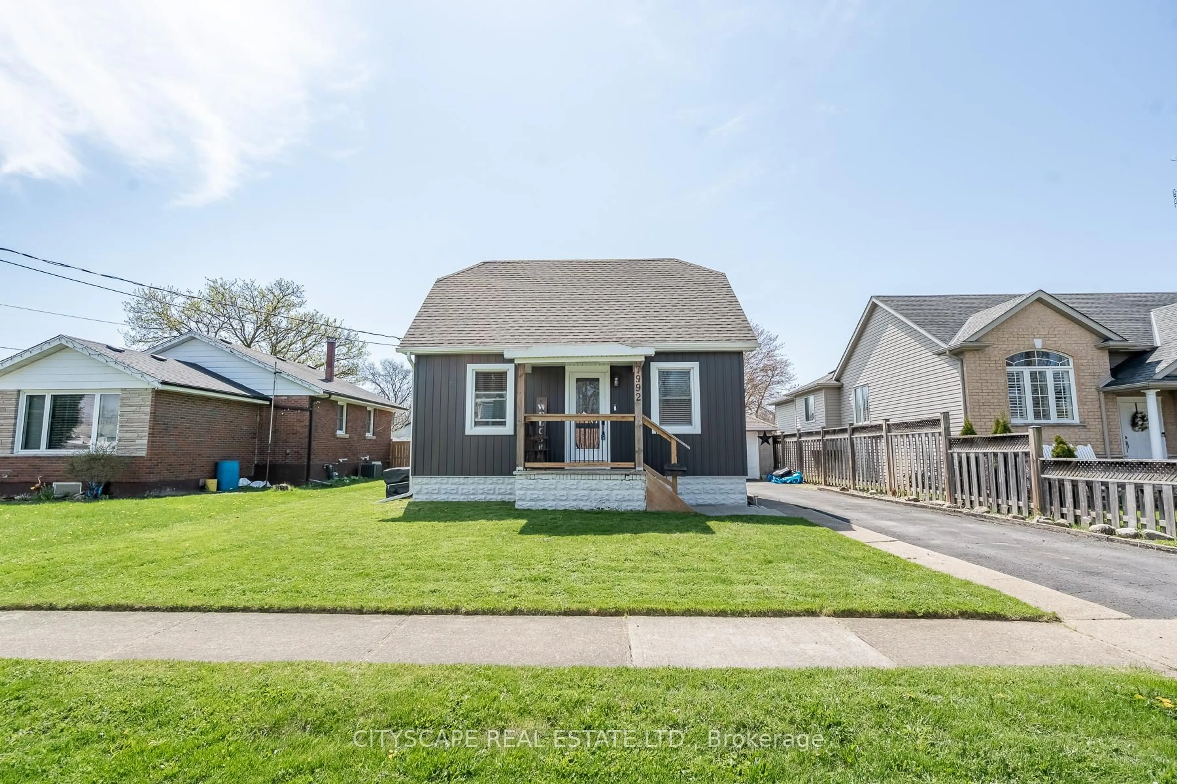 Home with vinyl exterior material, street for 7992 Peter St, Niagara Falls Ontario L2G 6S9