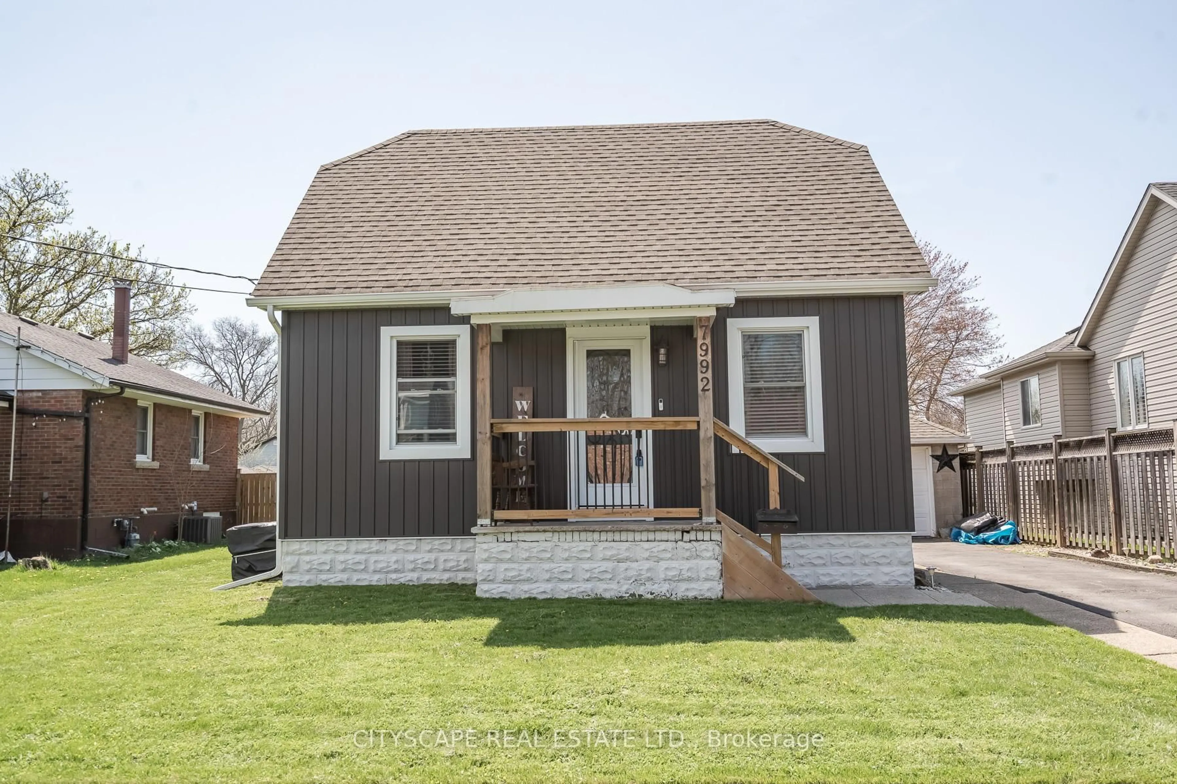 Home with vinyl exterior material, street for 7992 Peter St, Niagara Falls Ontario L2G 6S9