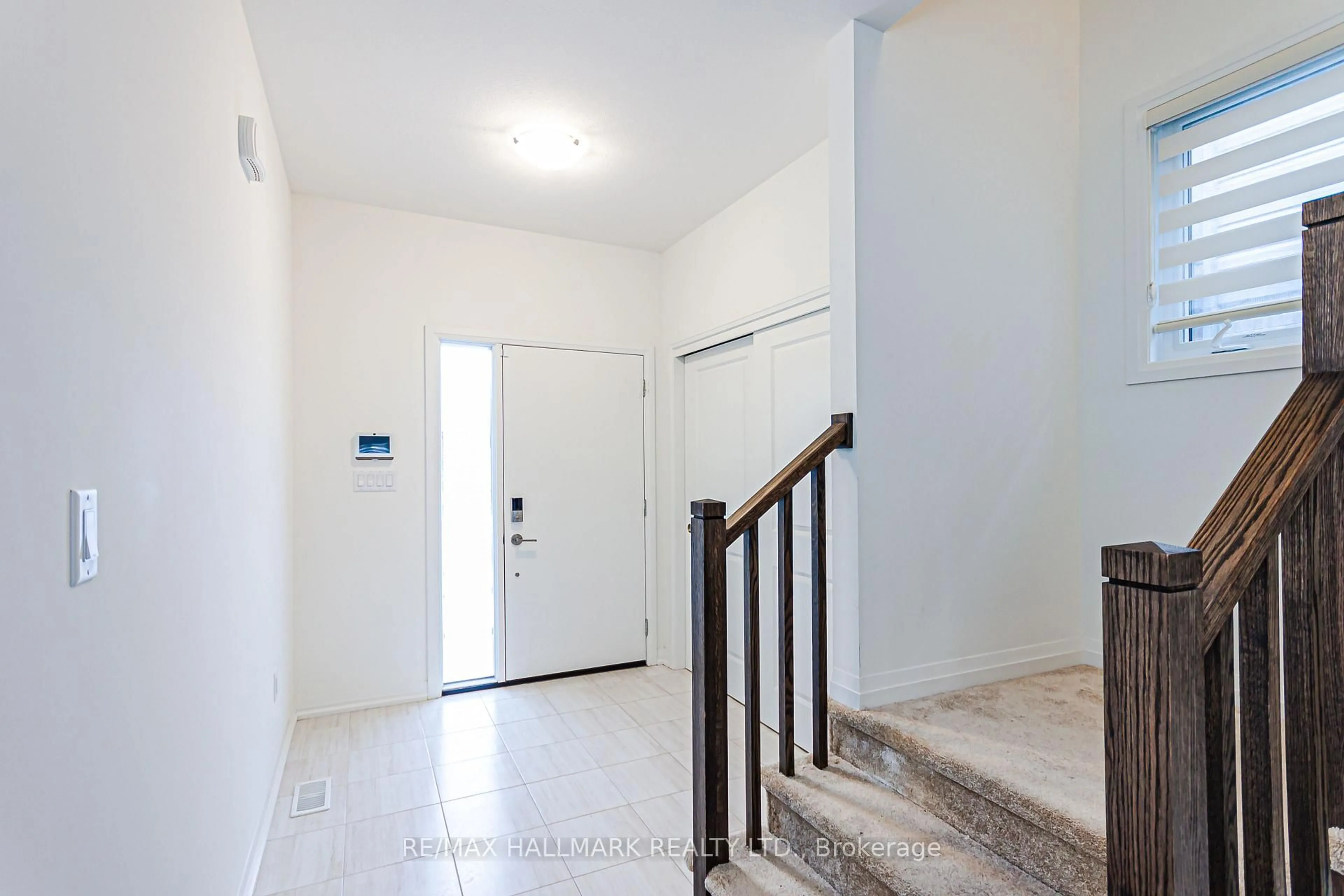 Indoor foyer for 58 Marie St, Pelham Ontario L0S 1E1