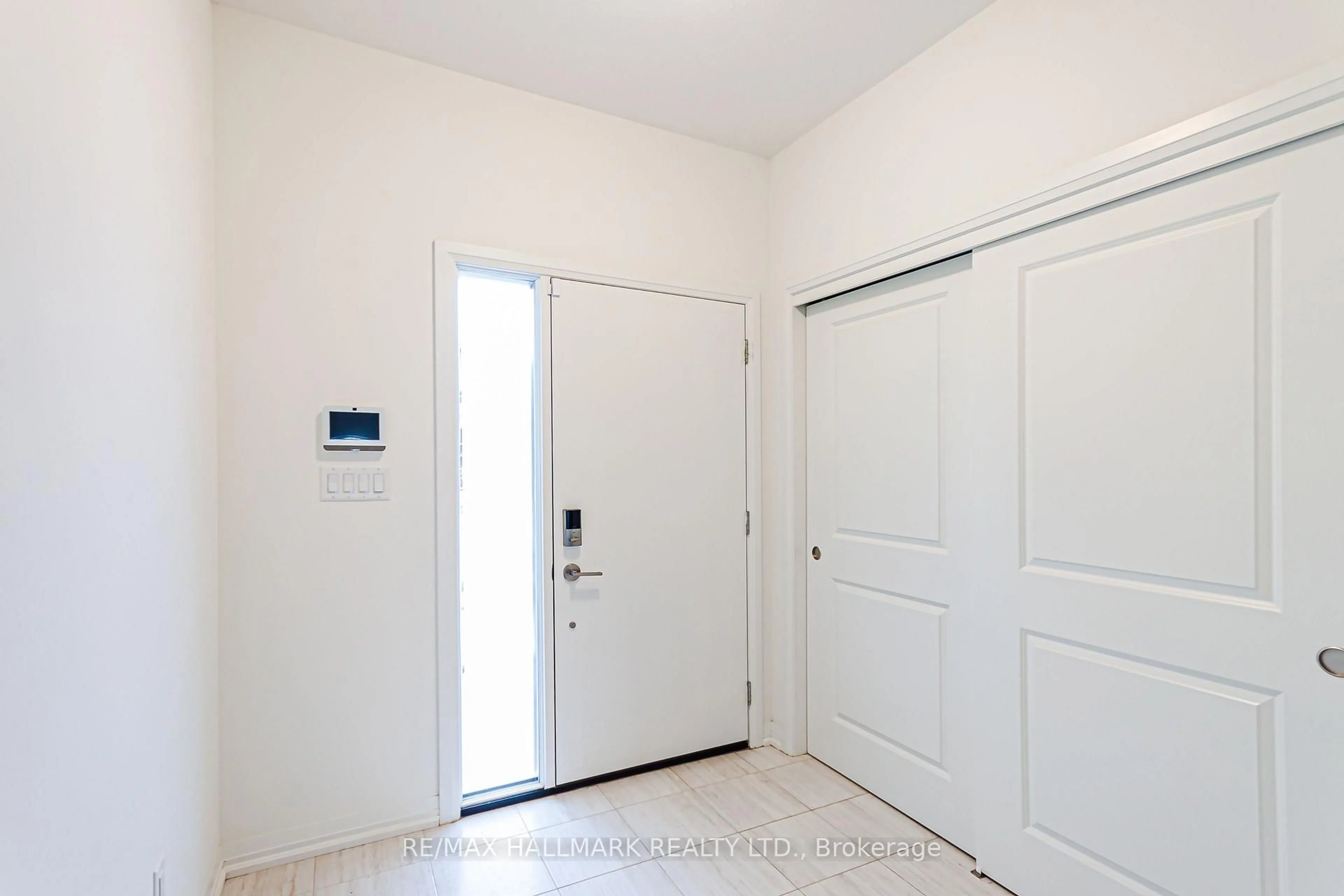Indoor entryway for 58 Marie St, Pelham Ontario L0S 1E1