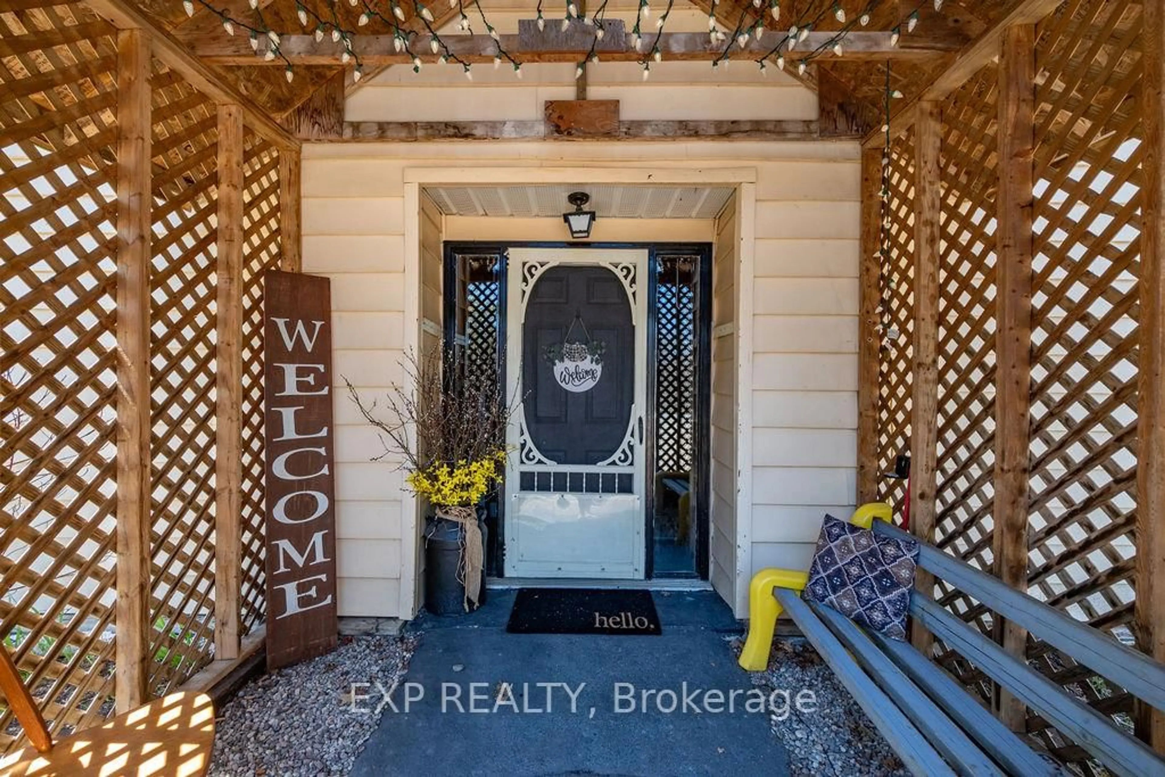 Indoor entryway for 554 Mill St, Calabogie Ontario K0J 1H0