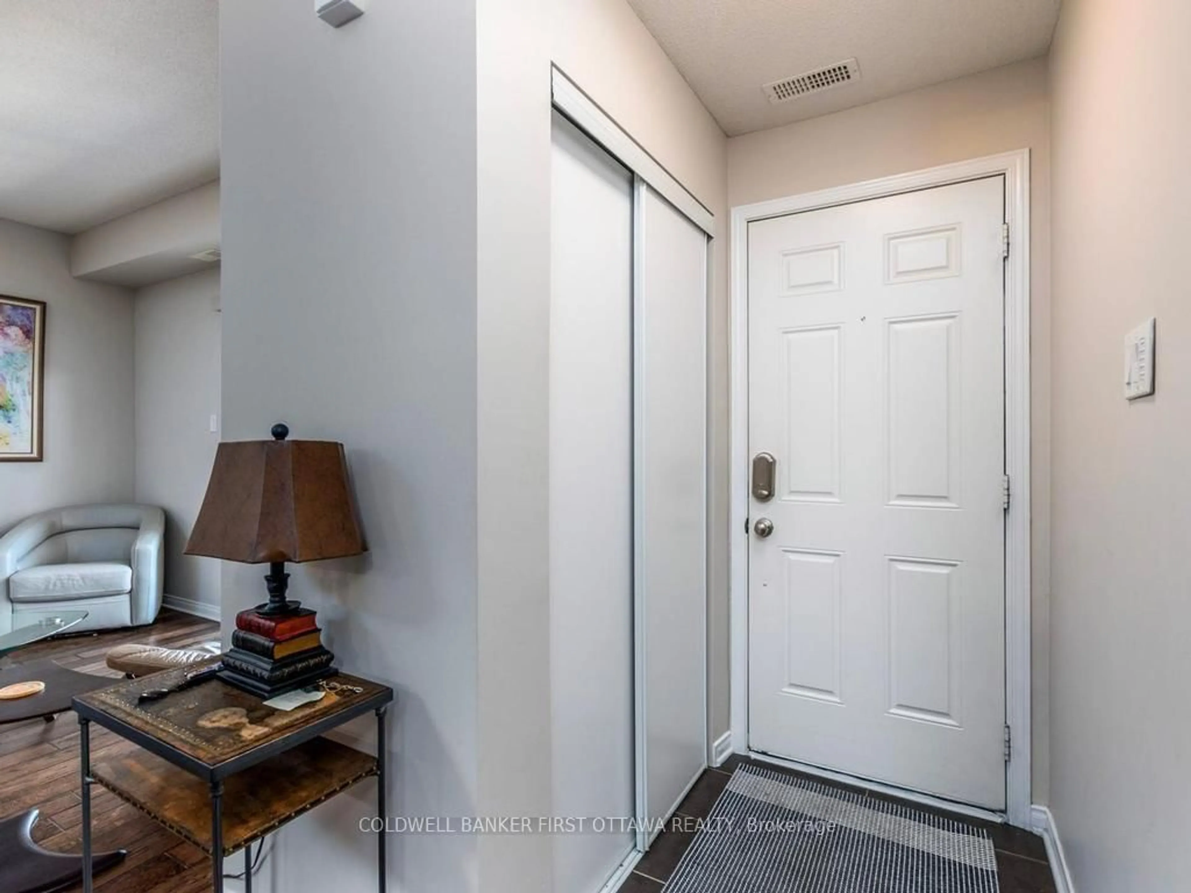 Indoor entryway for 100 Artesa Private #E, Ottawa Ontario K2S 0J8