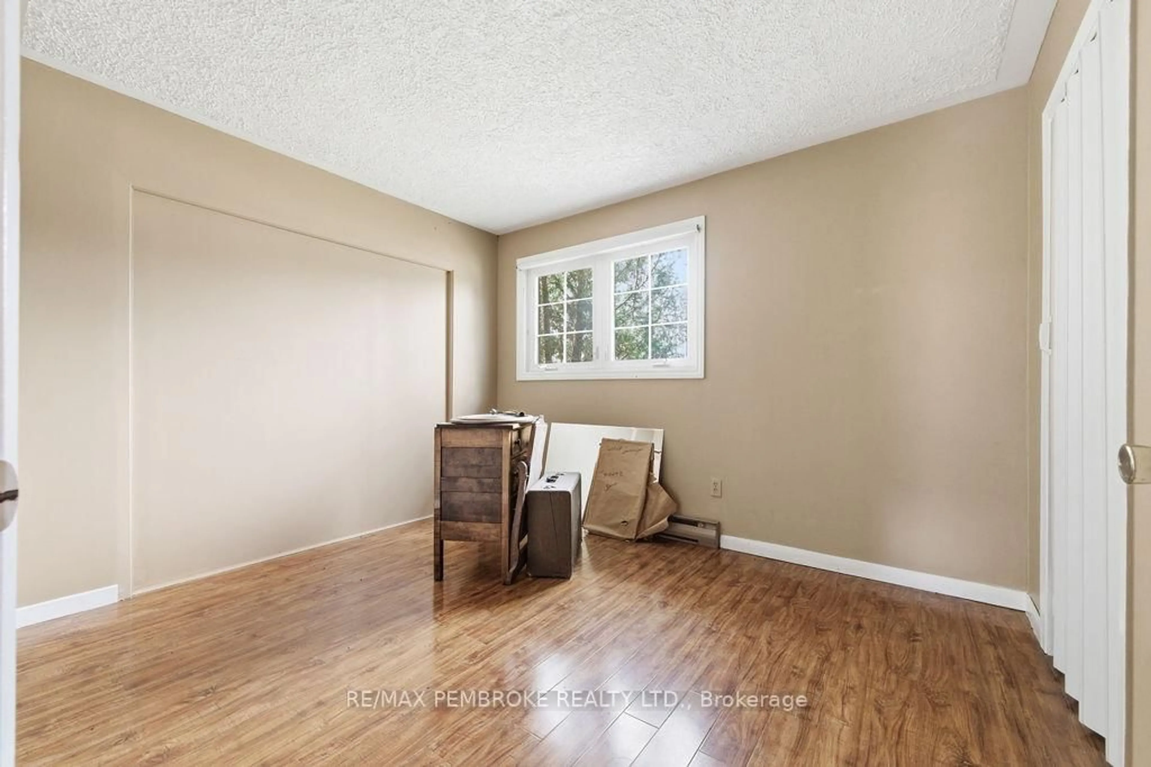 A pic of a room for 1738 B Line Rd, Pembroke Ontario K8A 6W8