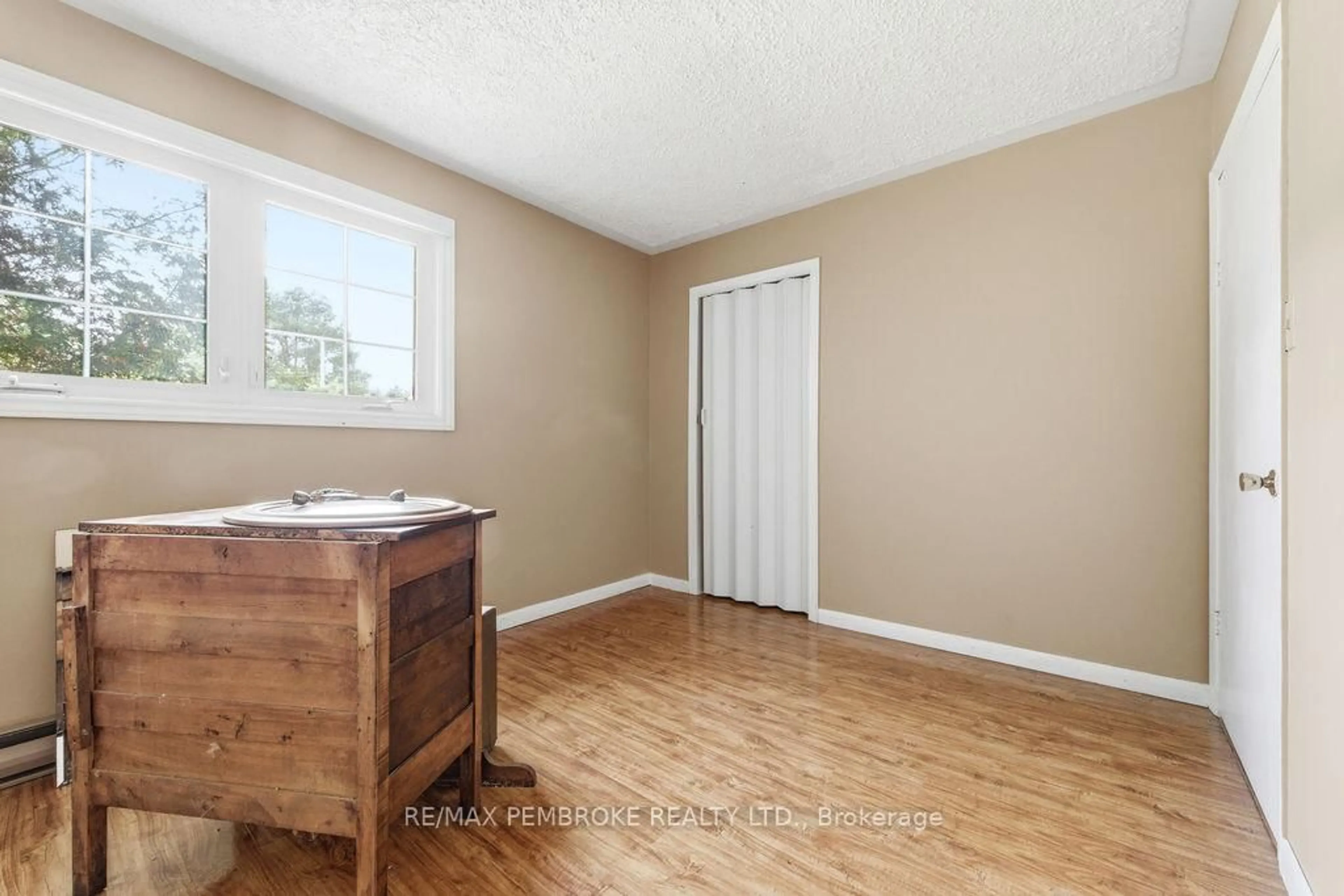 A pic of a room for 1738 B Line Rd, Pembroke Ontario K8A 6W8