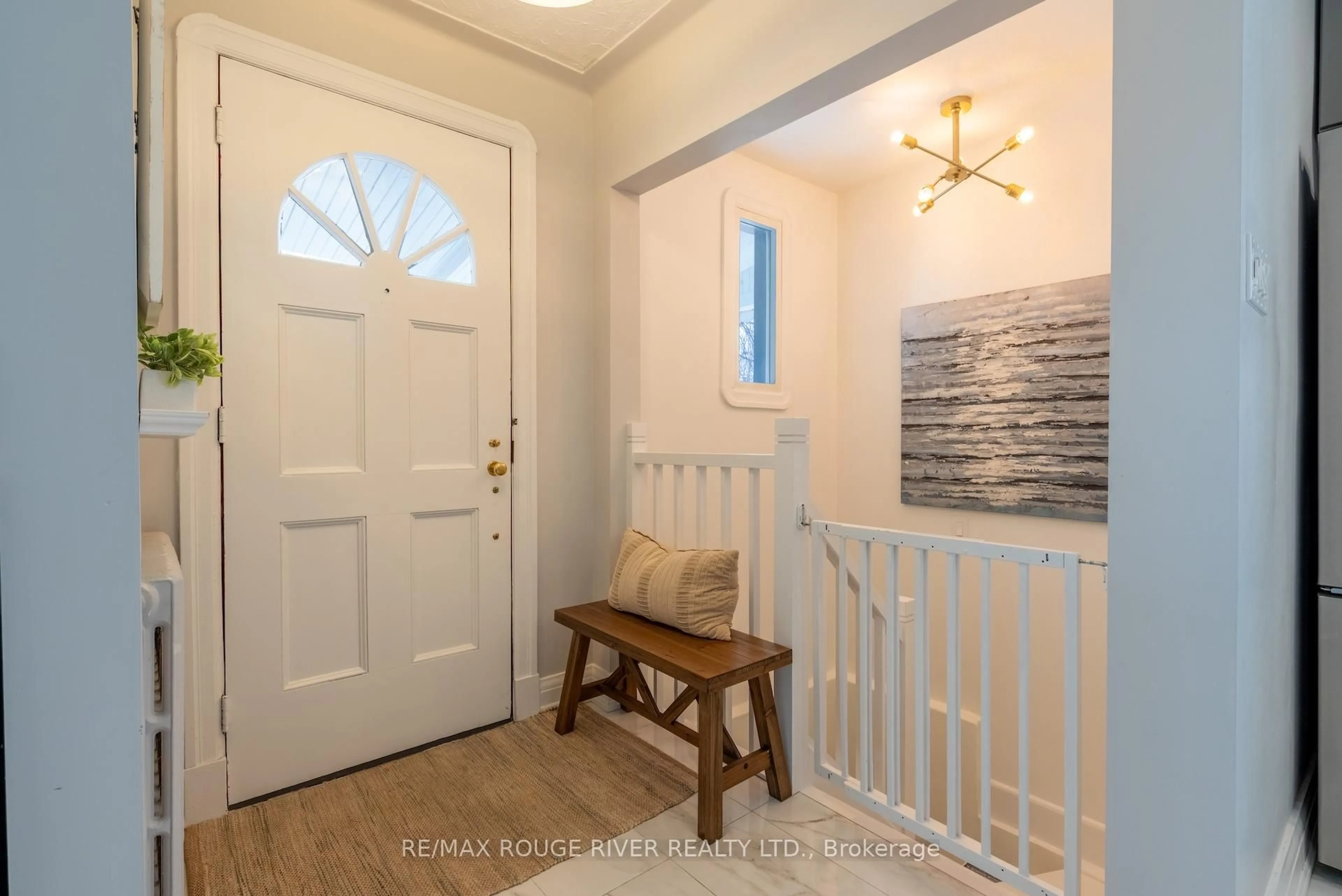 Indoor entryway for 203 Bagot St, Cobourg Ontario K9A 3G5