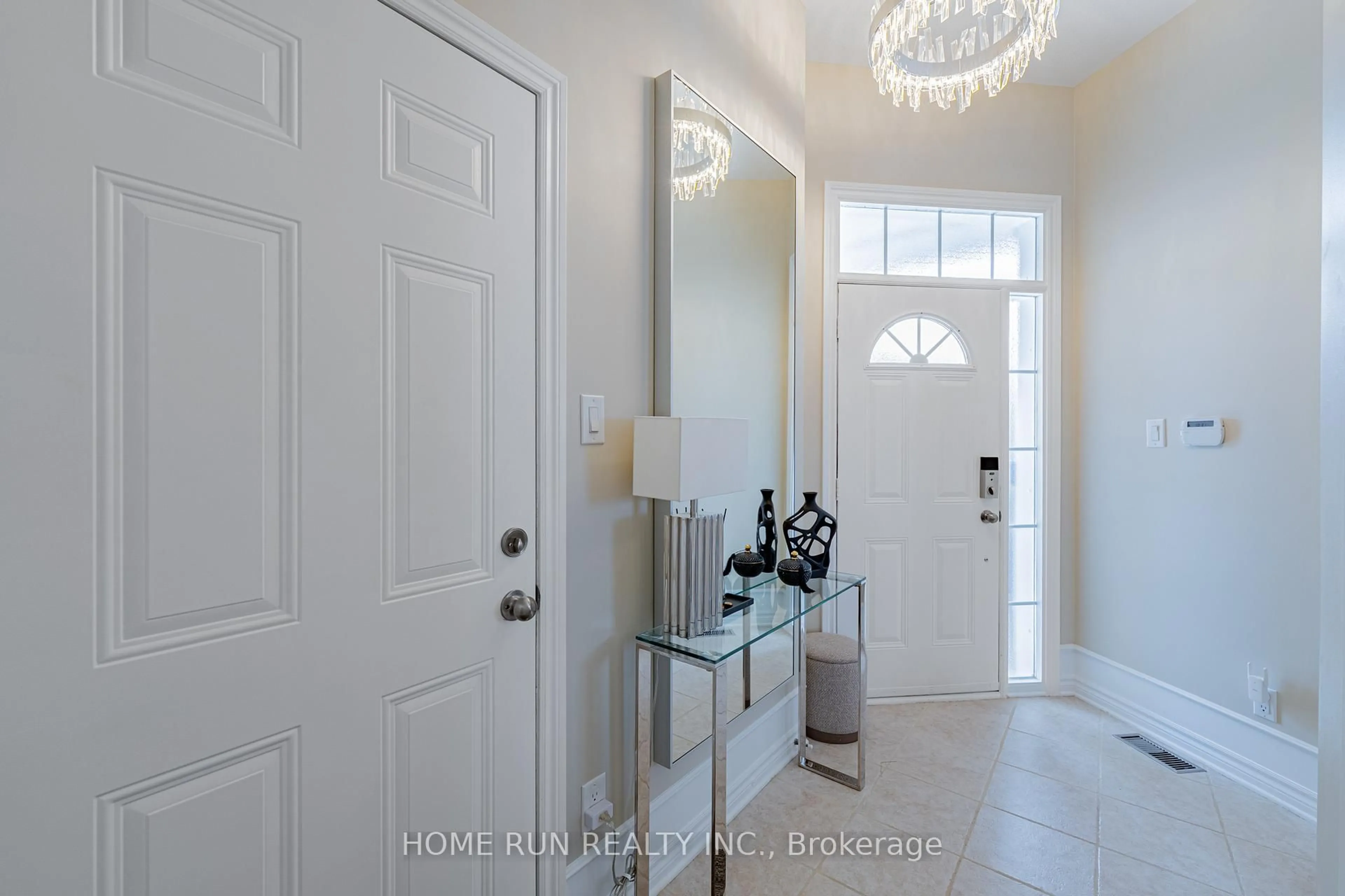 Indoor entryway for 131 Kinghaven Cres, Ottawa Ontario K2M 0C3