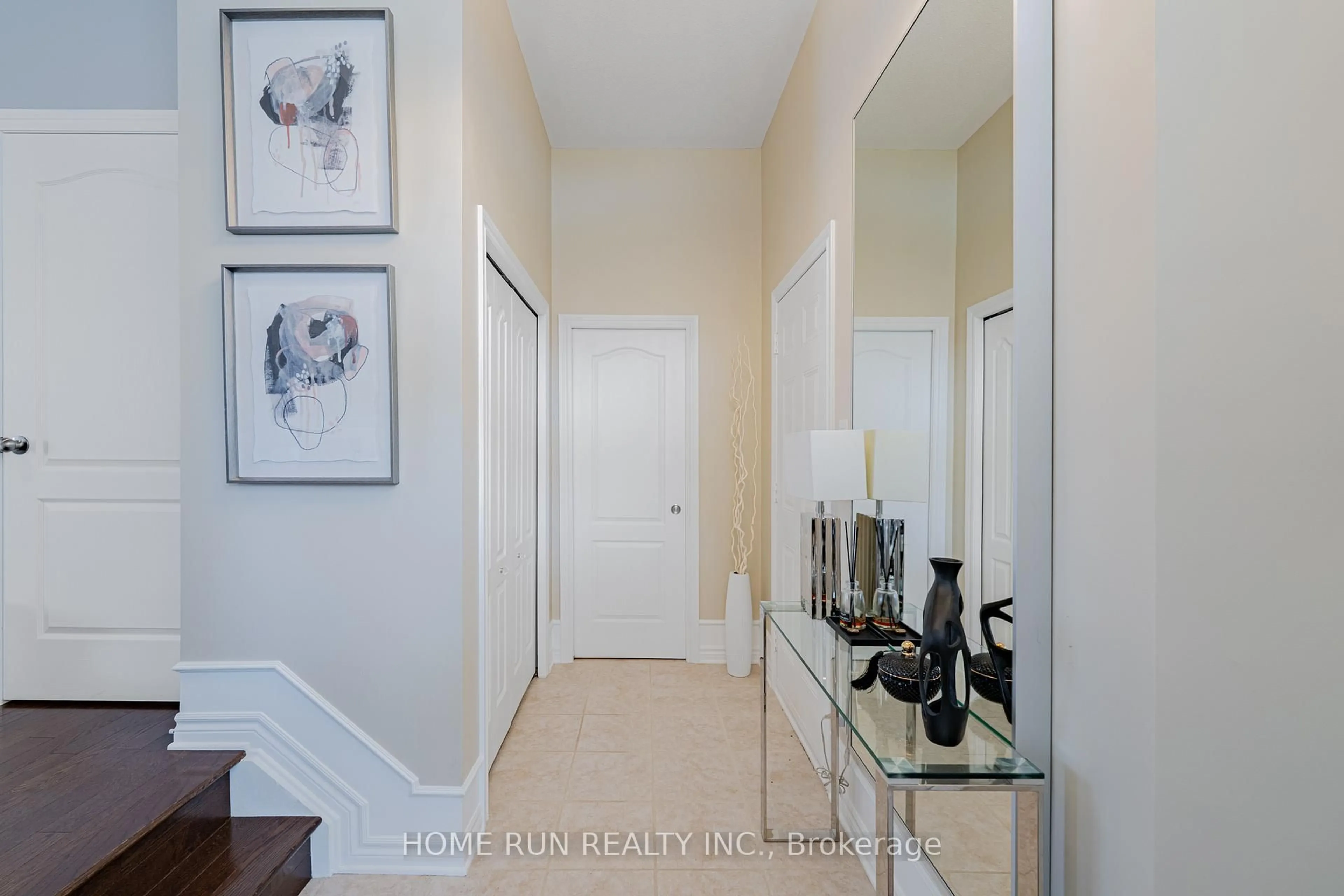 Indoor entryway for 131 Kinghaven Cres, Ottawa Ontario K2M 0C3