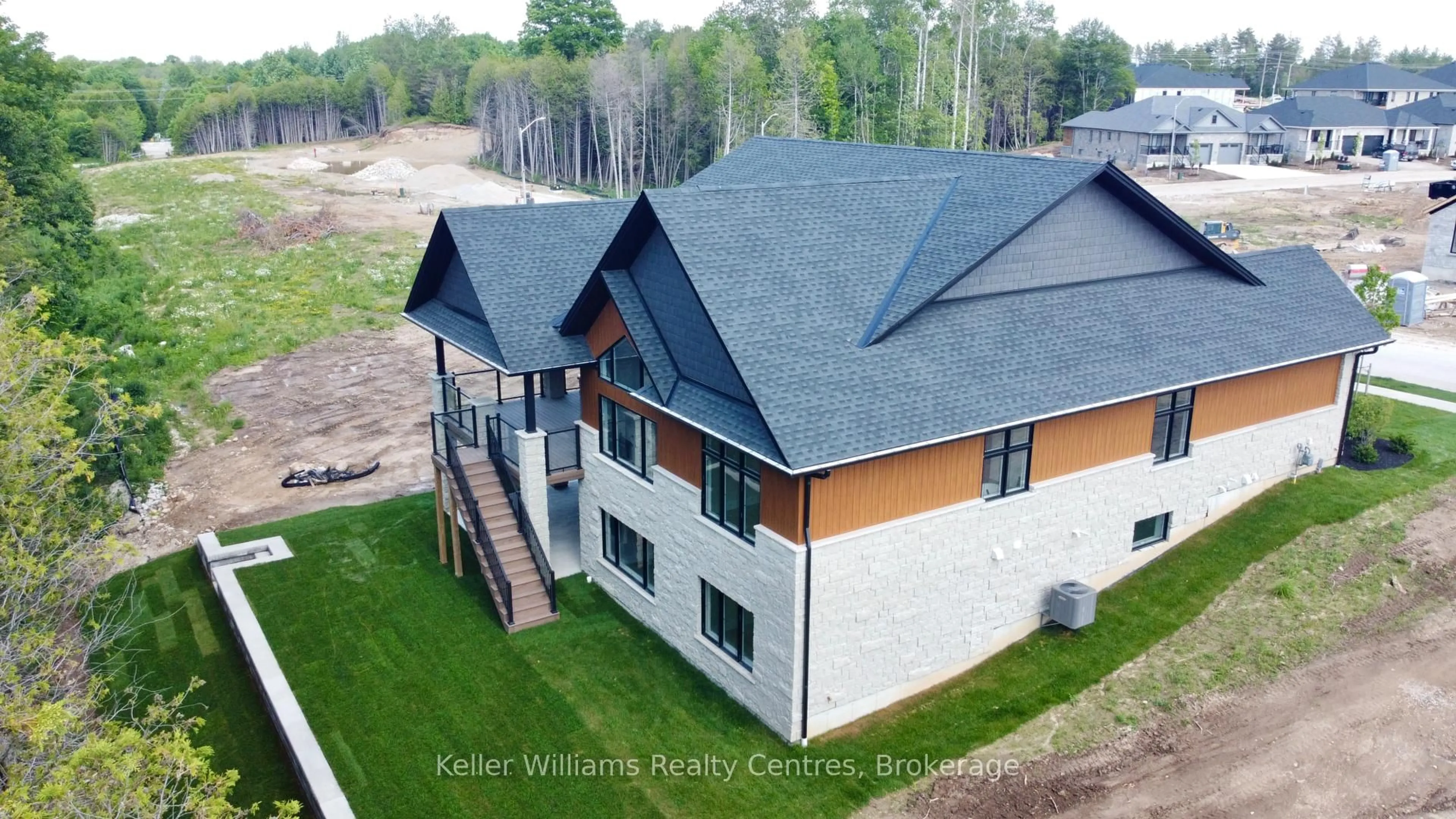 A pic from outside/outdoor area/front of a property/back of a property/a pic from drone, building for 776 20th St, Hanover Ontario N4N 0C5