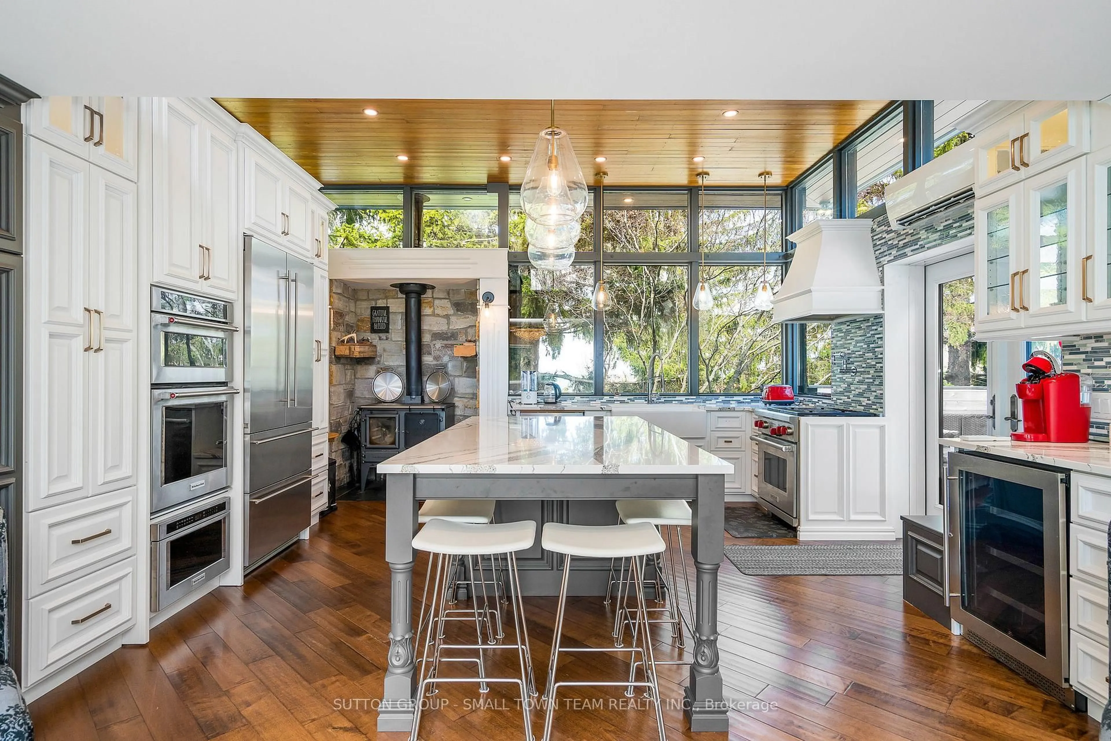 Contemporary kitchen, unknown for 114 Lakeshore Rd, Blue Mountains Ontario L9Y 0S6