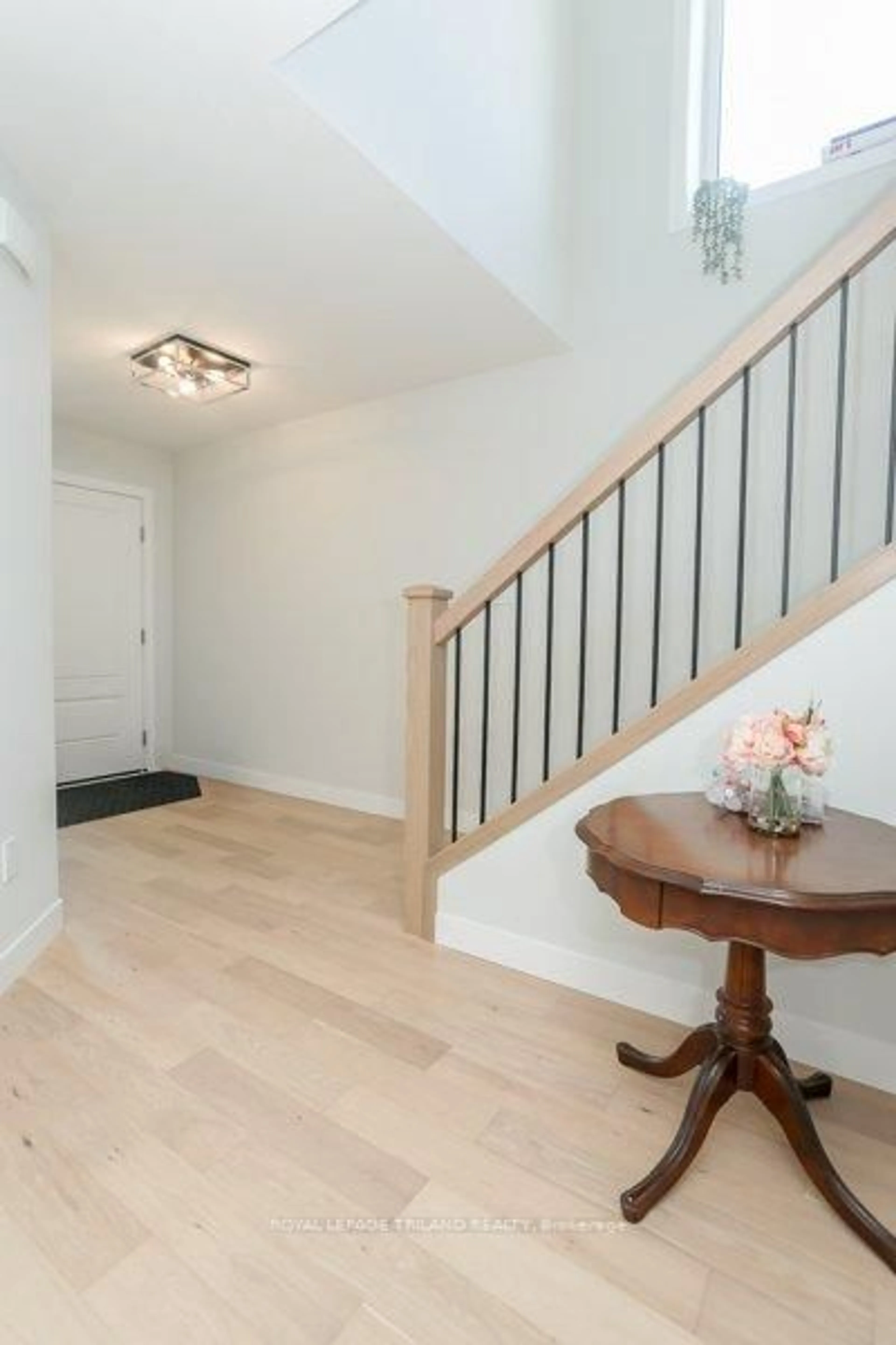 Indoor entryway for 17 Evylean Crt, St. Thomas Ontario N5R 0P6