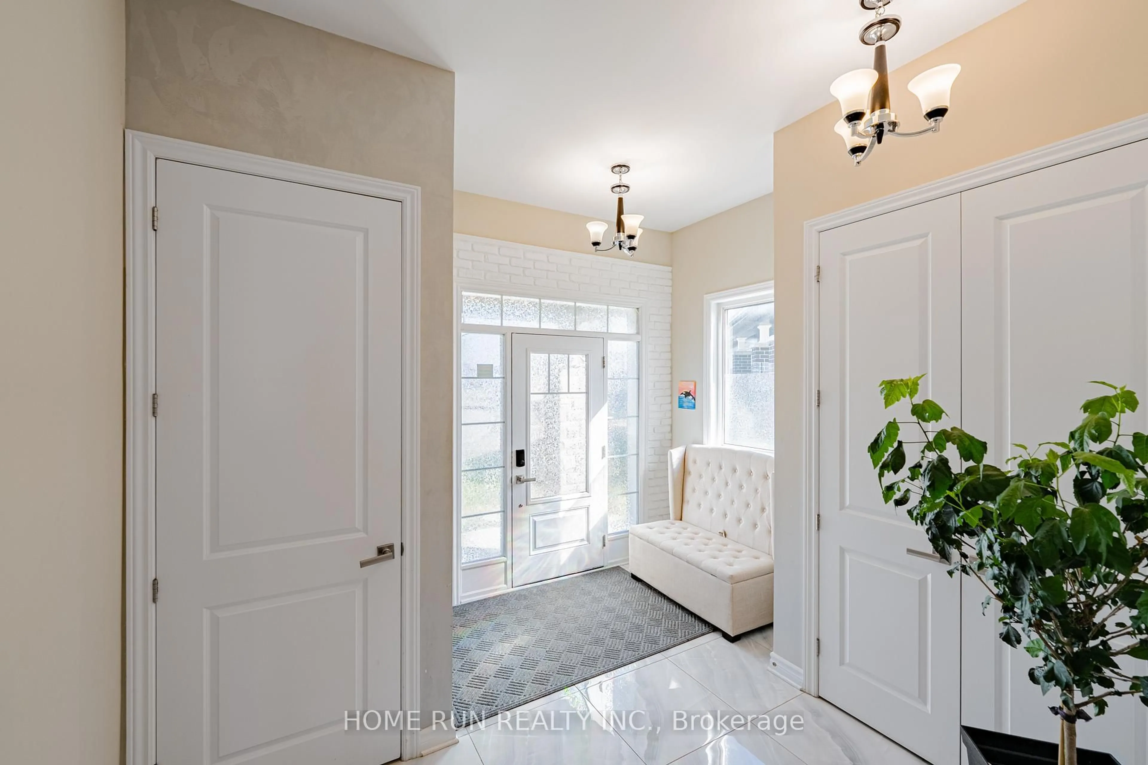 Indoor entryway for 110 Discovery Cres, Ottawa Ontario K2S 0Z9