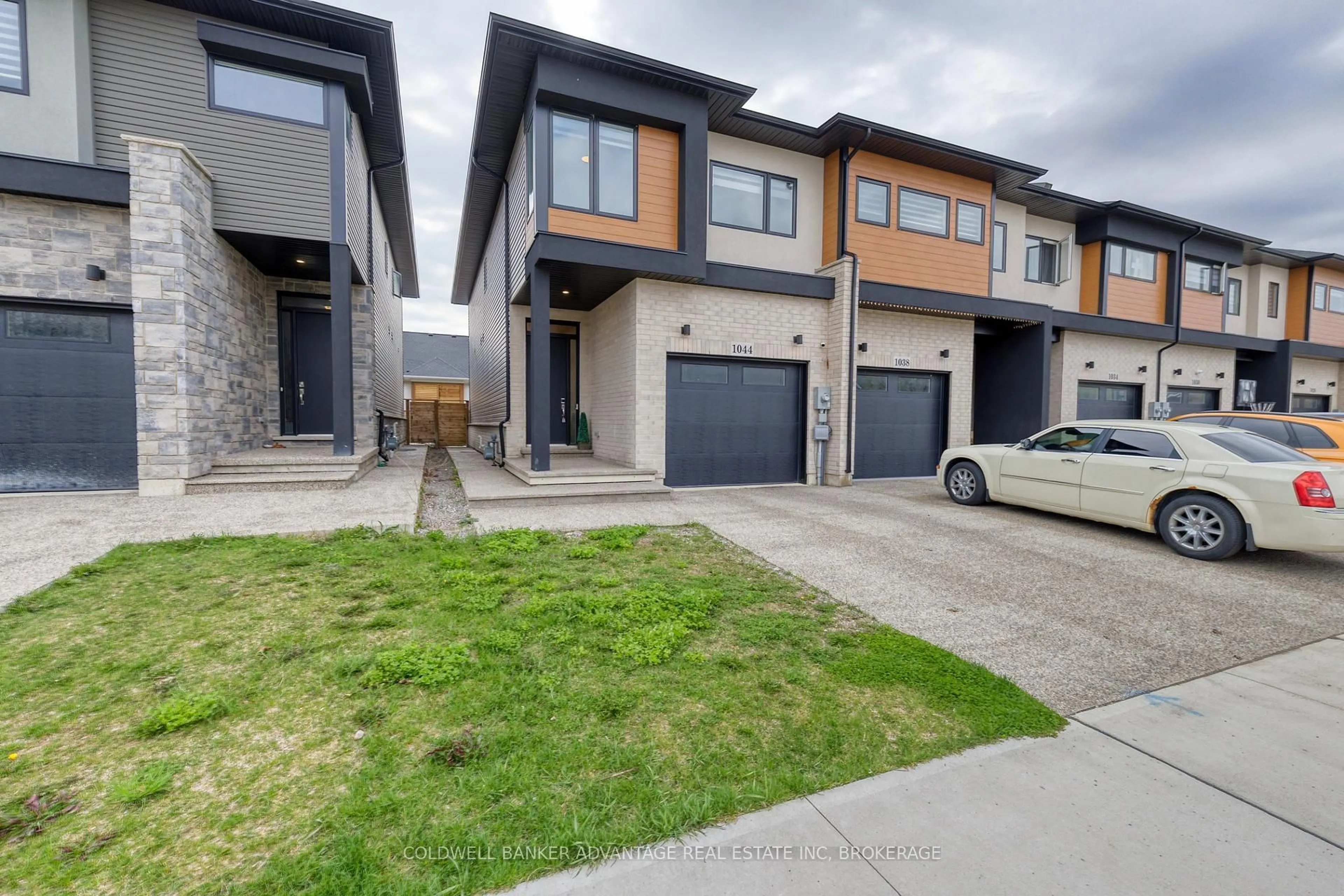 A pic from outside/outdoor area/front of a property/back of a property/a pic from drone, street for 1044 Hansler Rd, Welland Ontario L3C 7M5