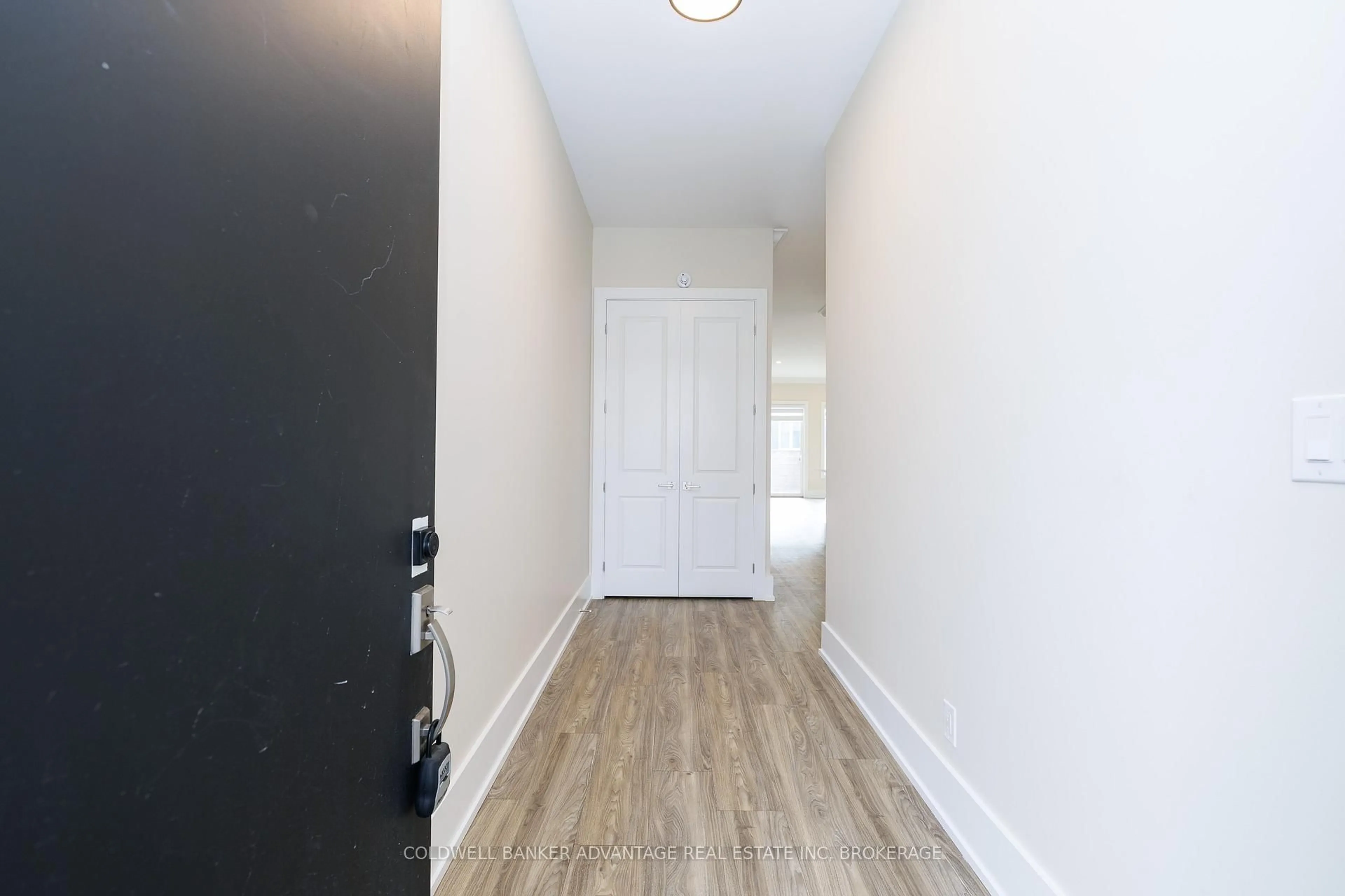 Indoor entryway for 1044 Hansler Rd, Welland Ontario L3C 7M5