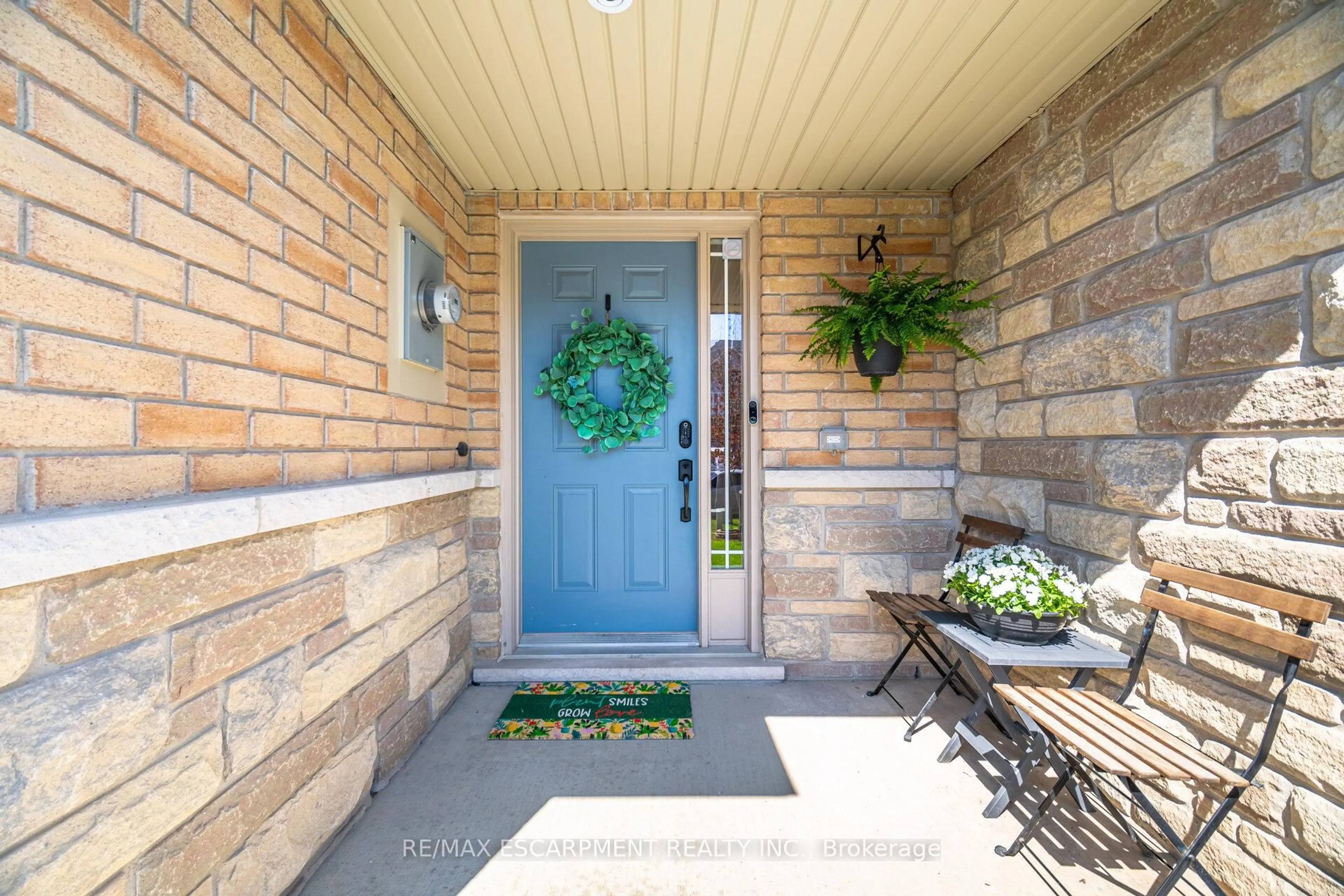 Indoor entryway for 92 CELESTIAL Cres, Hamilton Ontario L0R 1P0