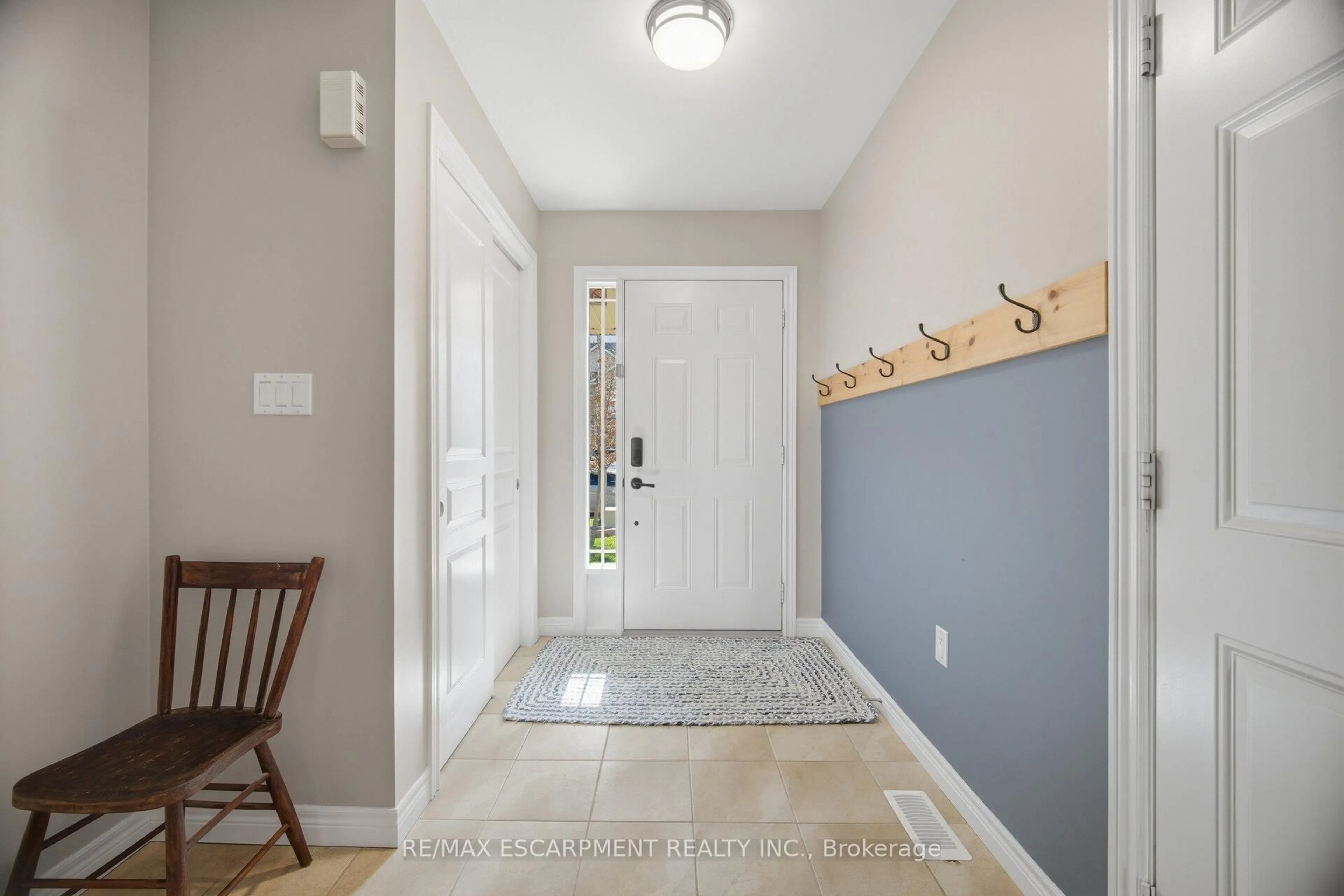 Indoor entryway for 92 CELESTIAL Cres, Hamilton Ontario L0R 1P0