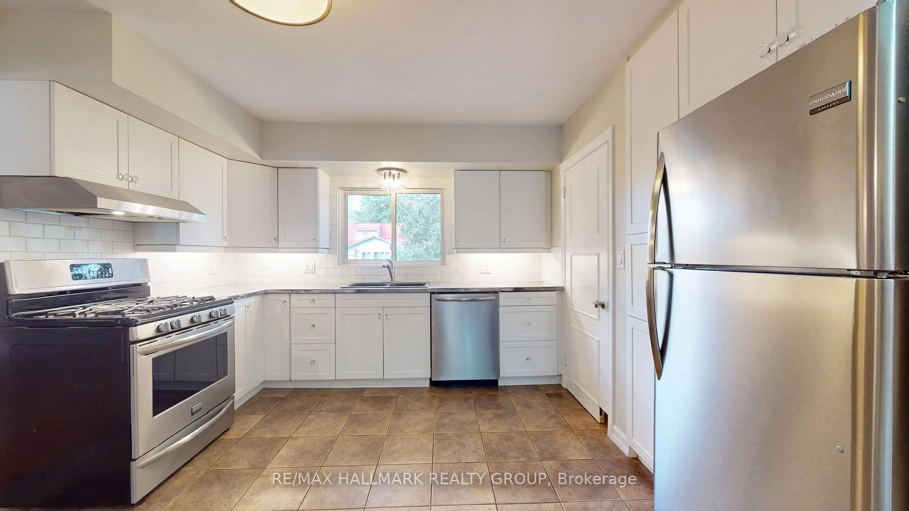 Standard kitchen, ceramic/tile floor for 500 King St, Brockville Ontario K6V 3T2