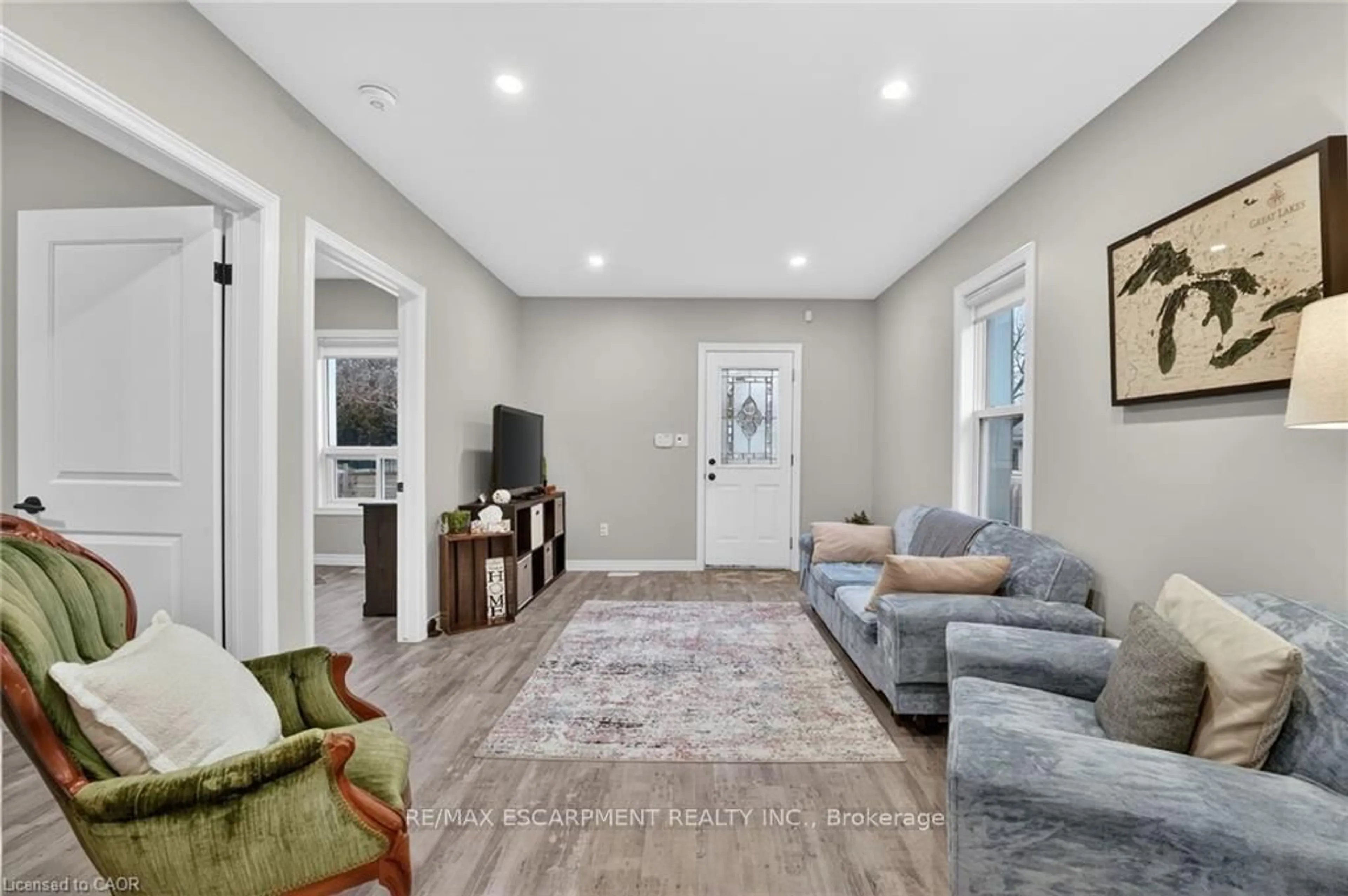 Living room with furniture, unknown for 332 QUEEN St, Norfolk Ontario N3Y 3Z1