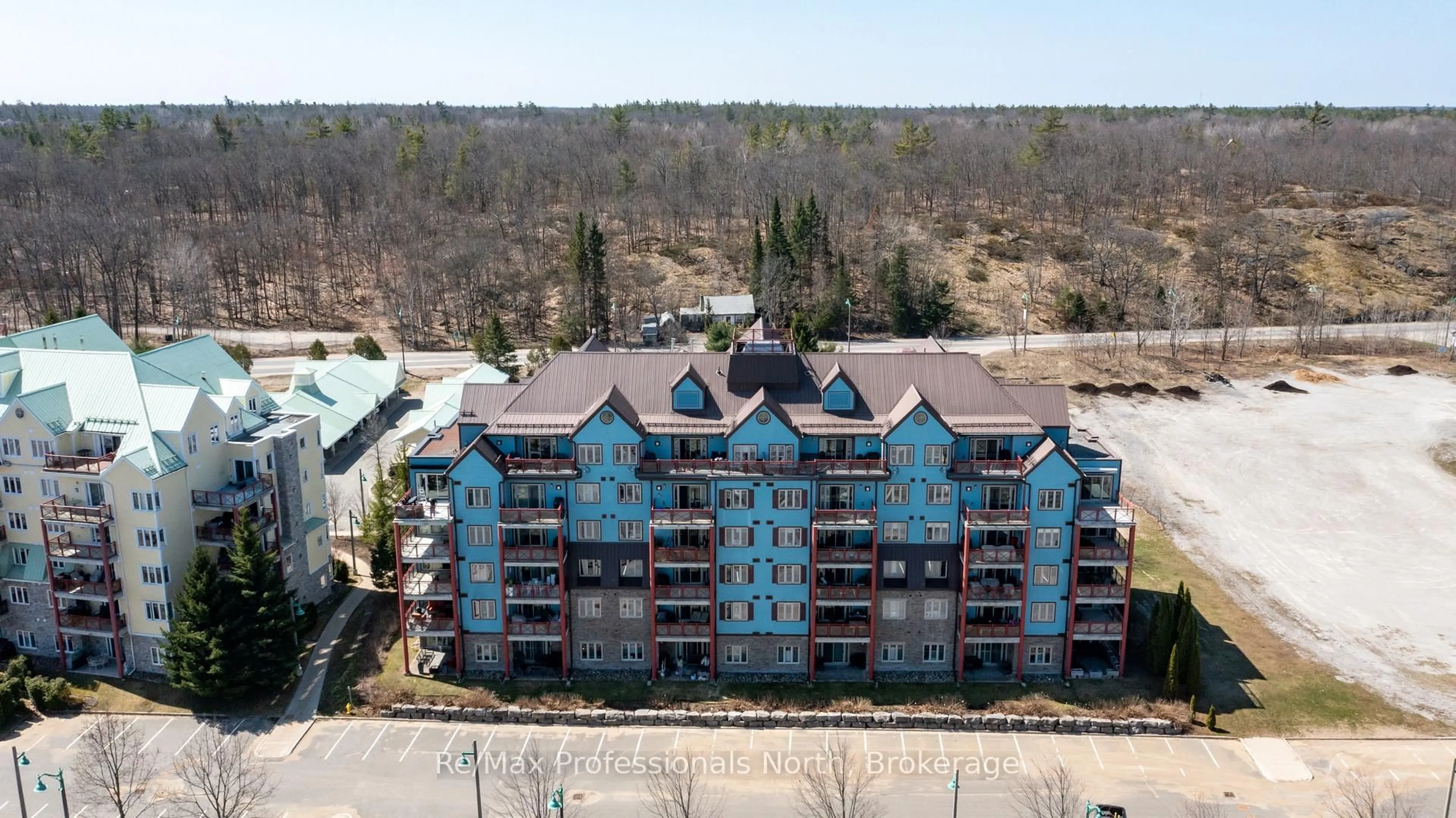 A pic from outside/outdoor area/front of a property/back of a property/a pic from drone, building for 130 Steamship Bay Rd #207, Gravenhurst Ontario P1P 1Z9