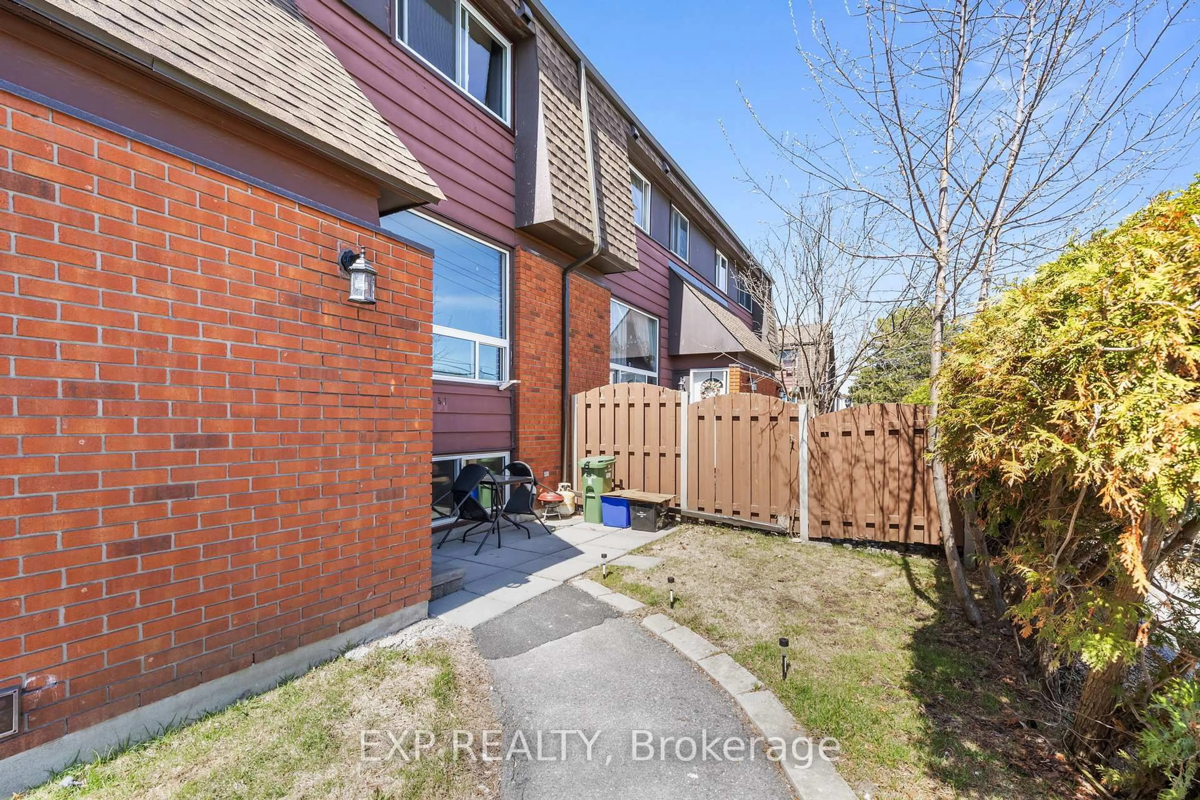 A pic from outside/outdoor area/front of a property/back of a property/a pic from drone, street for 5 BANNER Rd #I, Ottawa Ontario K2H 8T3