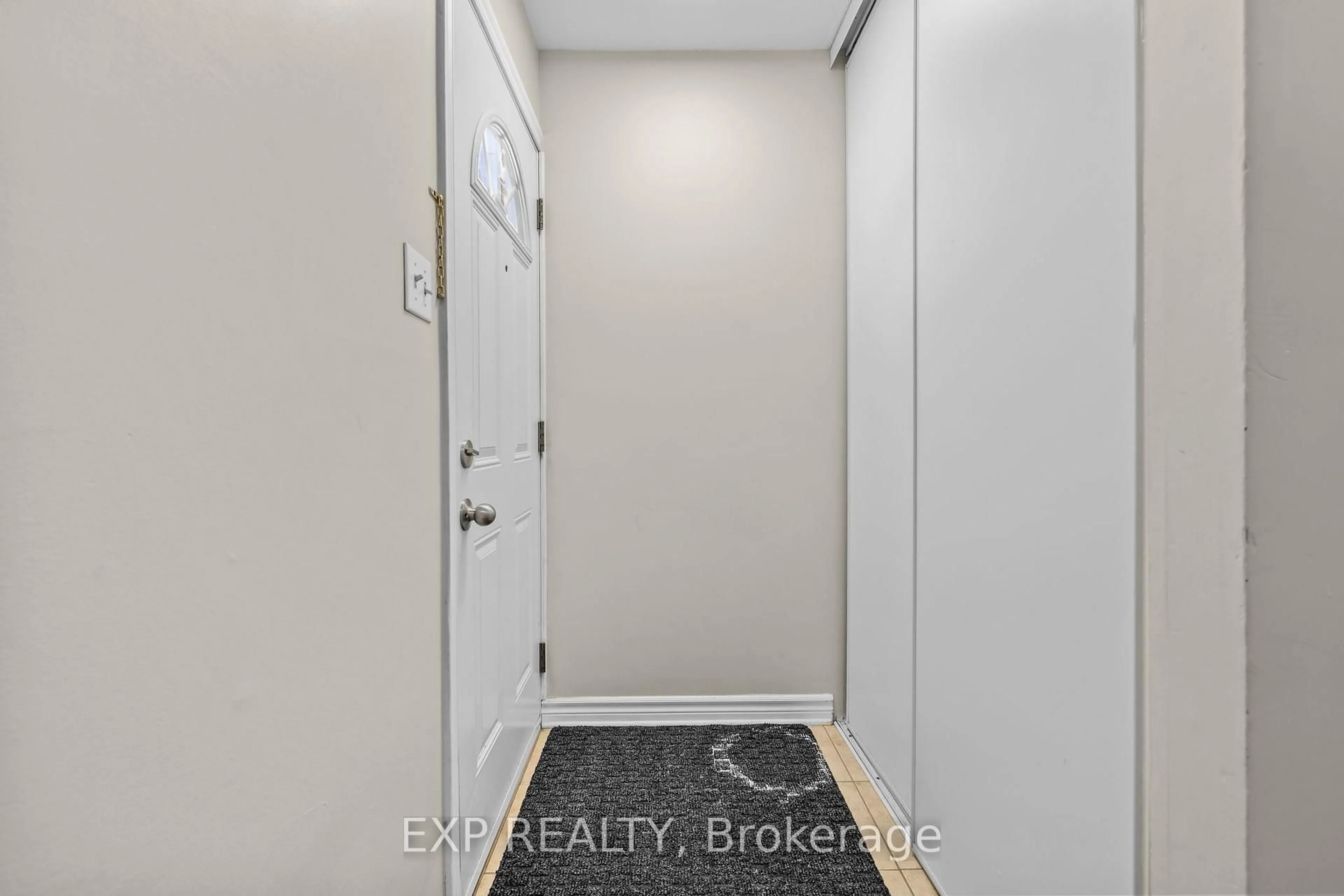 Indoor entryway for 5 BANNER Rd #I, Ottawa Ontario K2H 8T3