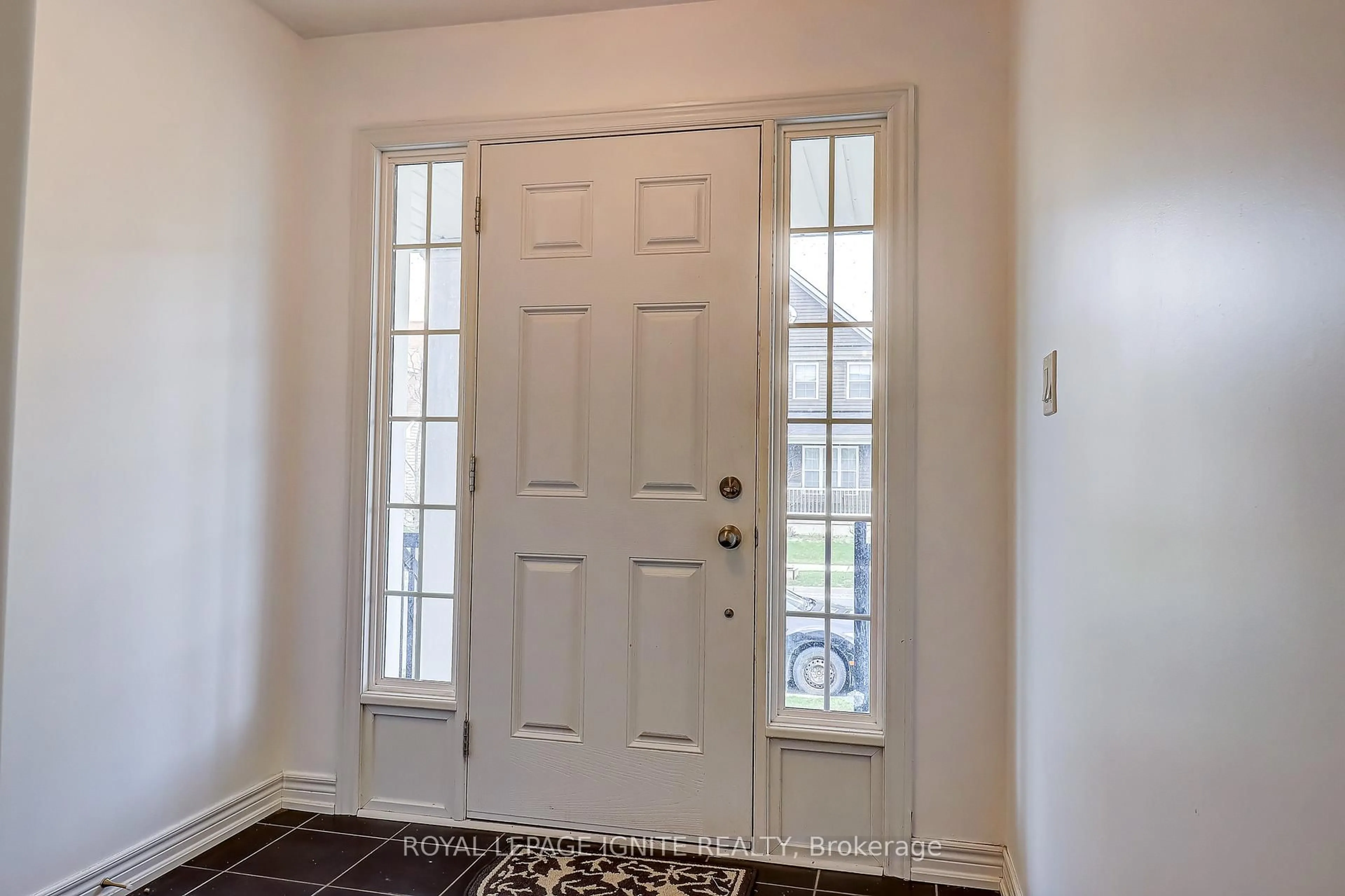 Indoor entryway for 931 Broadway Blvd, Peterborough Ontario K9H 0J2