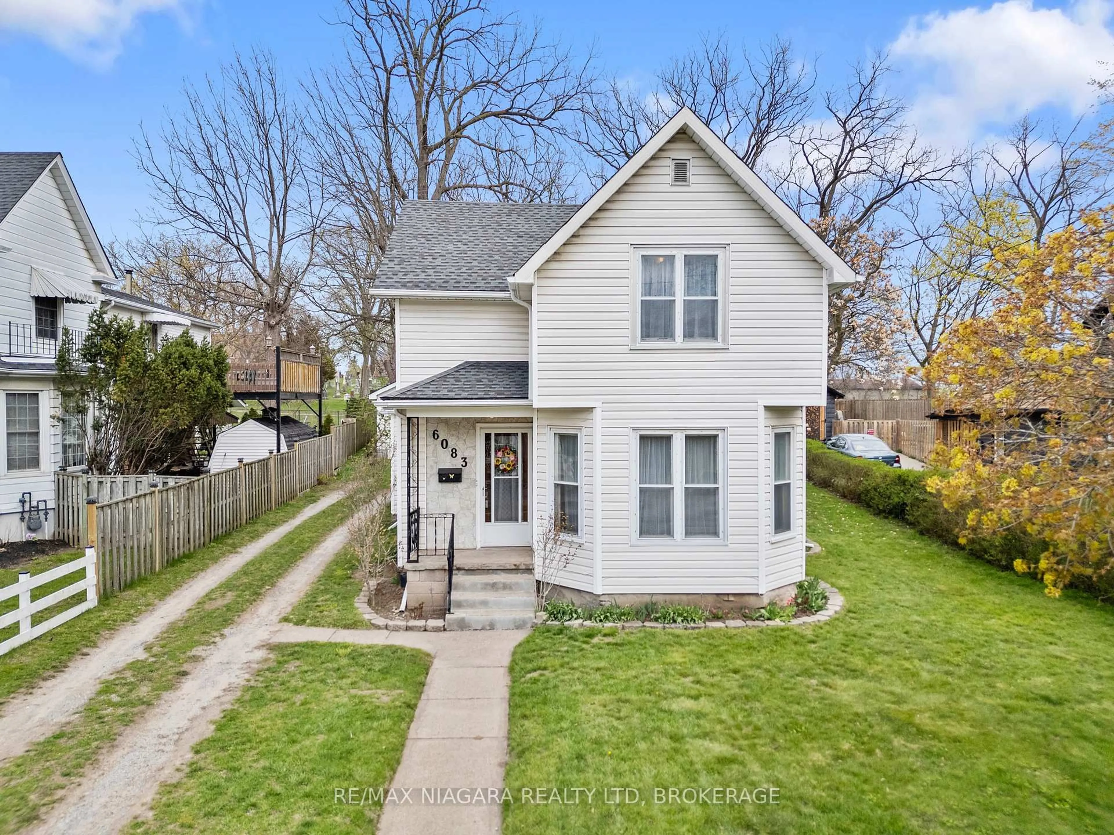 A pic from outside/outdoor area/front of a property/back of a property/a pic from drone, street for 6083 Barker St, Niagara Falls Ontario L2G 1Y5