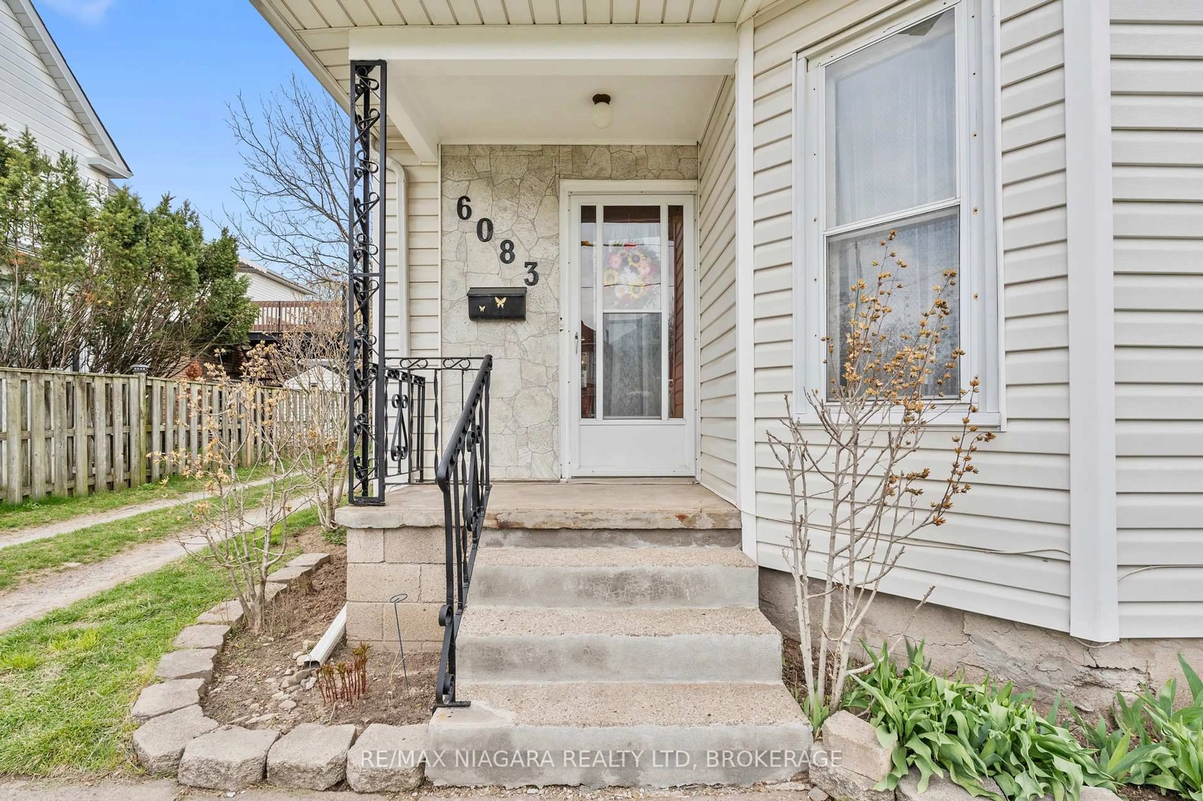 Indoor entryway for 6083 Barker St, Niagara Falls Ontario L2G 1Y5