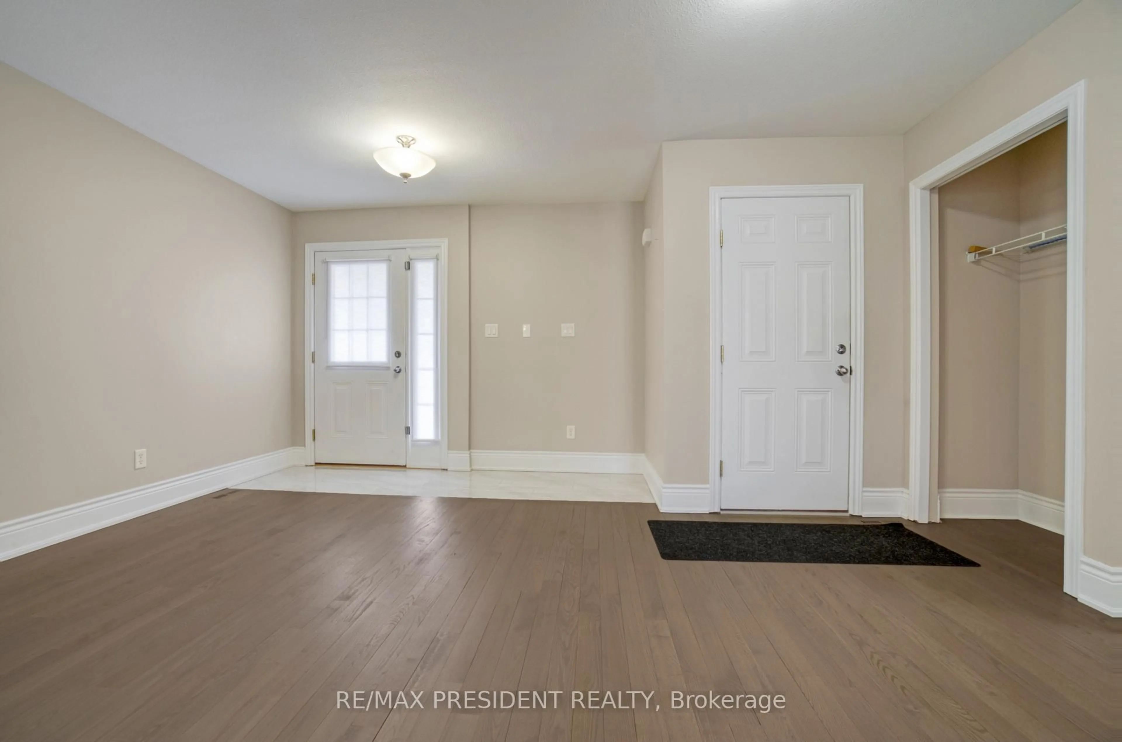 Indoor entryway for 1565 Mickleborough Crt, London North Ontario N6G 5R6