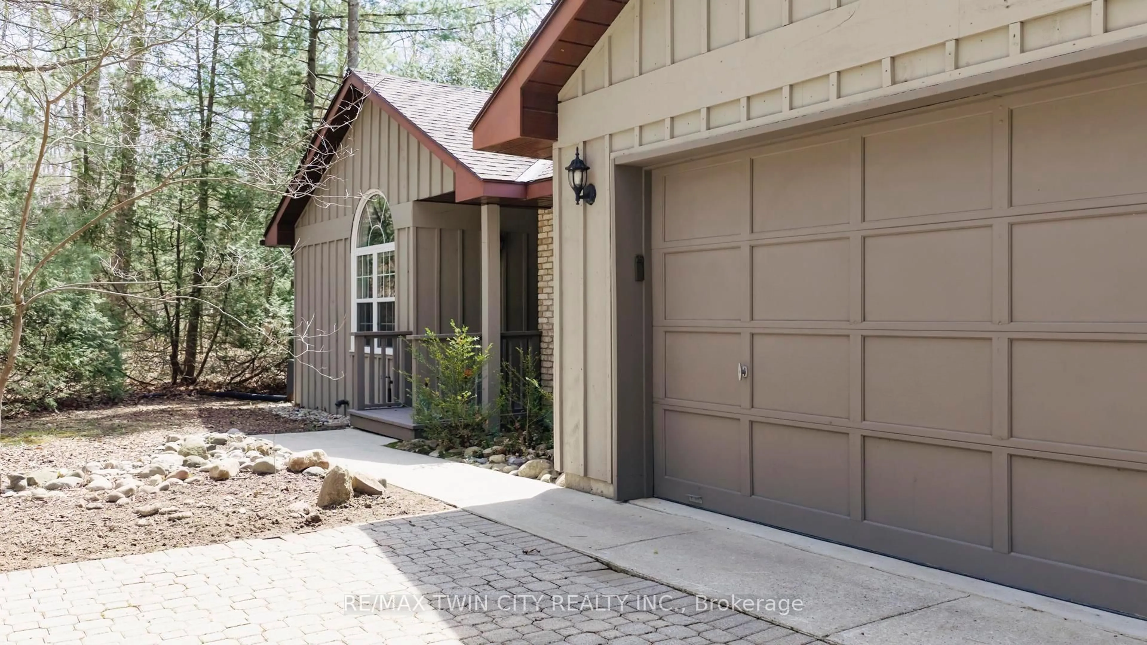 Indoor garage for 10325 Grand Oaks Dr, Lambton Shores Ontario N0M 1T0