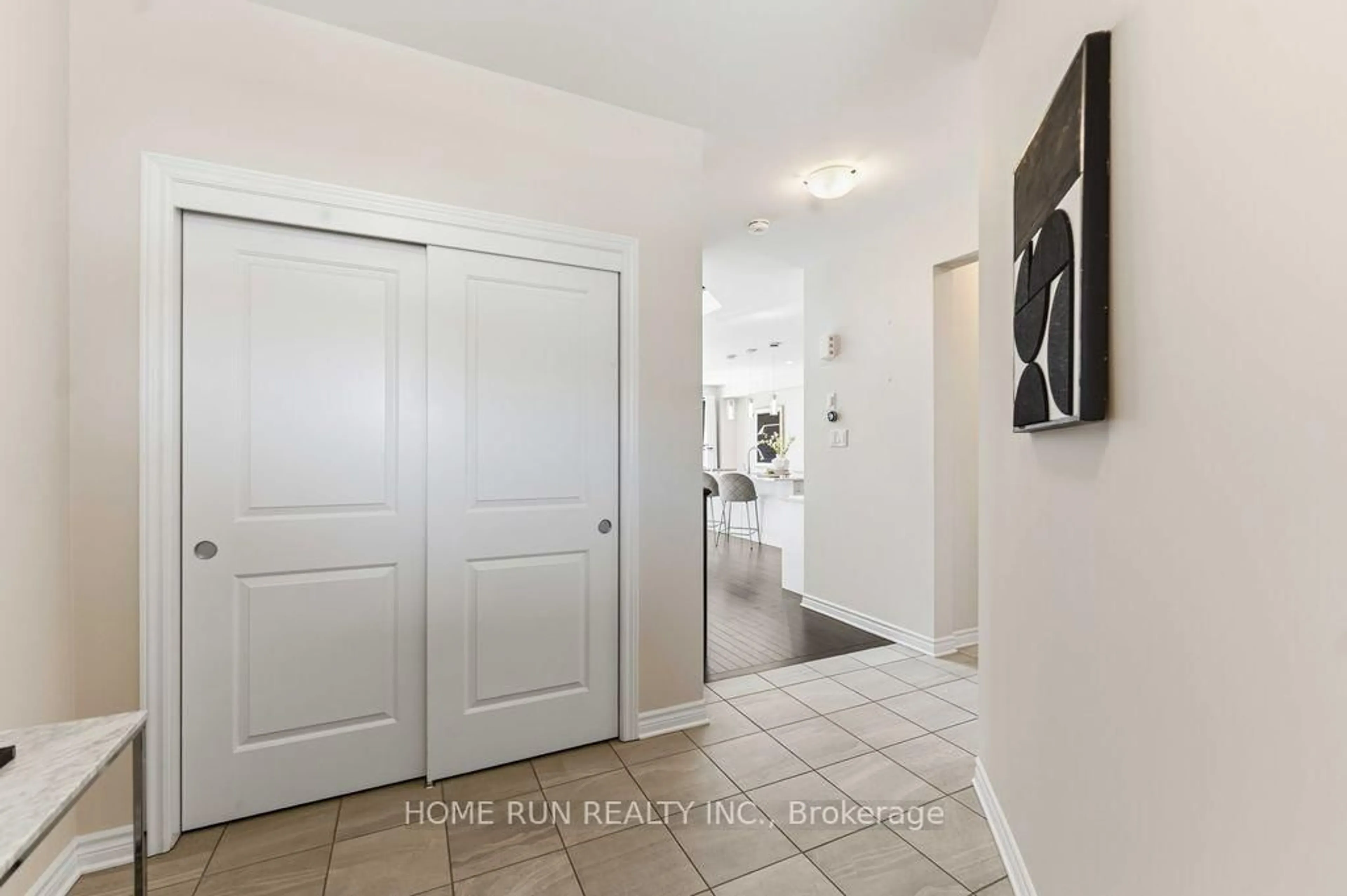 Indoor entryway for 95 Shinny Ave, Ottawa Ontario K2V 0G5