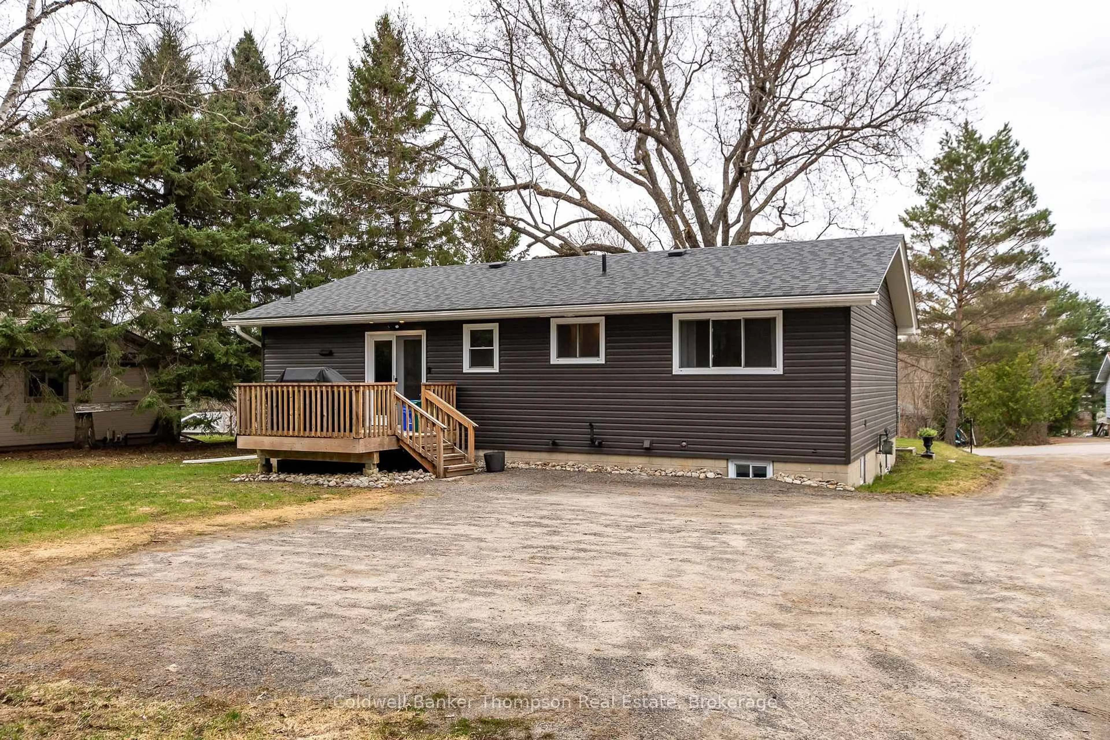 Home with vinyl exterior material, street for 17 Gullins Rd, Huntsville Ontario P1H 1M6