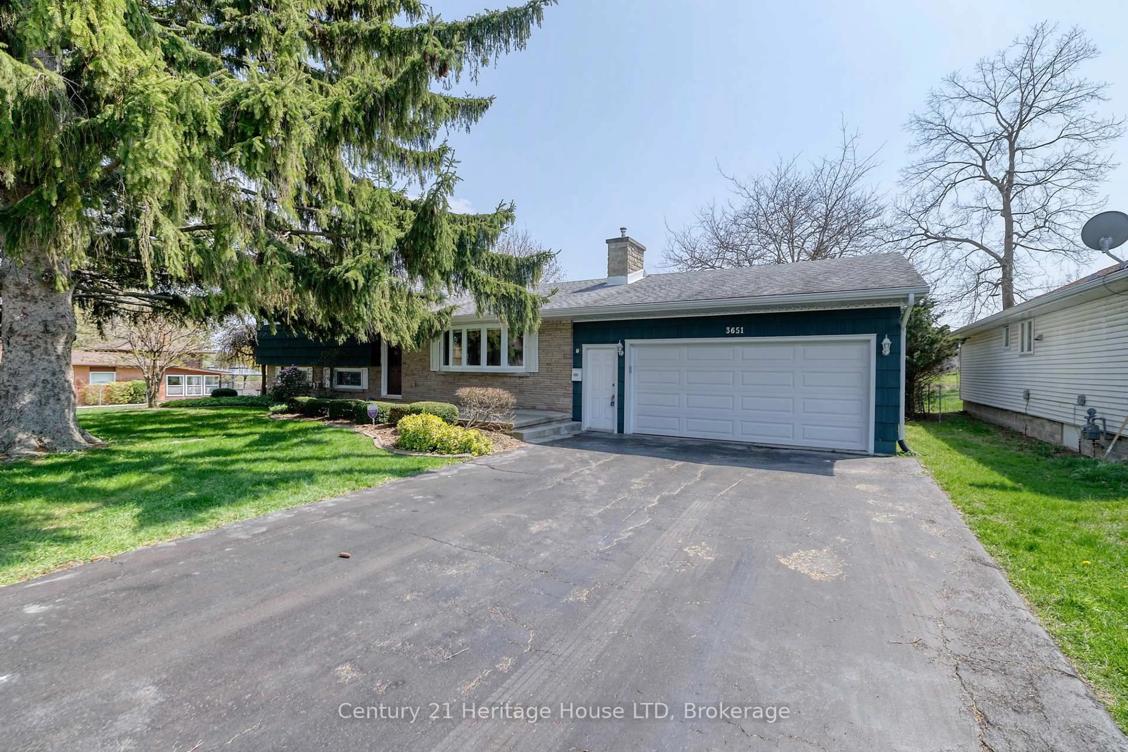 A pic from outside/outdoor area/front of a property/back of a property/a pic from drone, street for 3651 Connection Dr, Fort Erie Ontario L0S 1N0