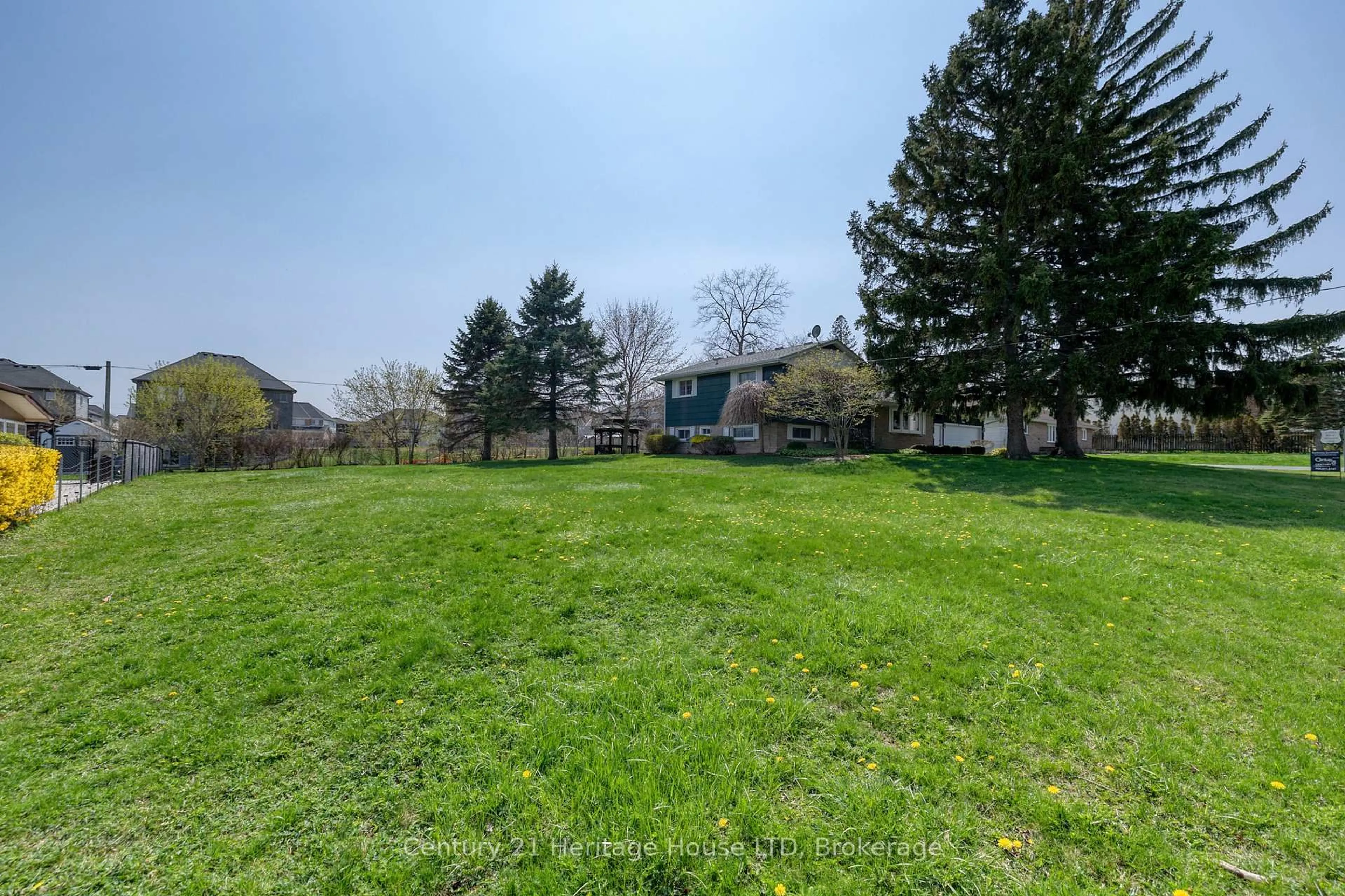 A pic from outside/outdoor area/front of a property/back of a property/a pic from drone, unknown for 3651 Connection Dr, Fort Erie Ontario L0S 1N0