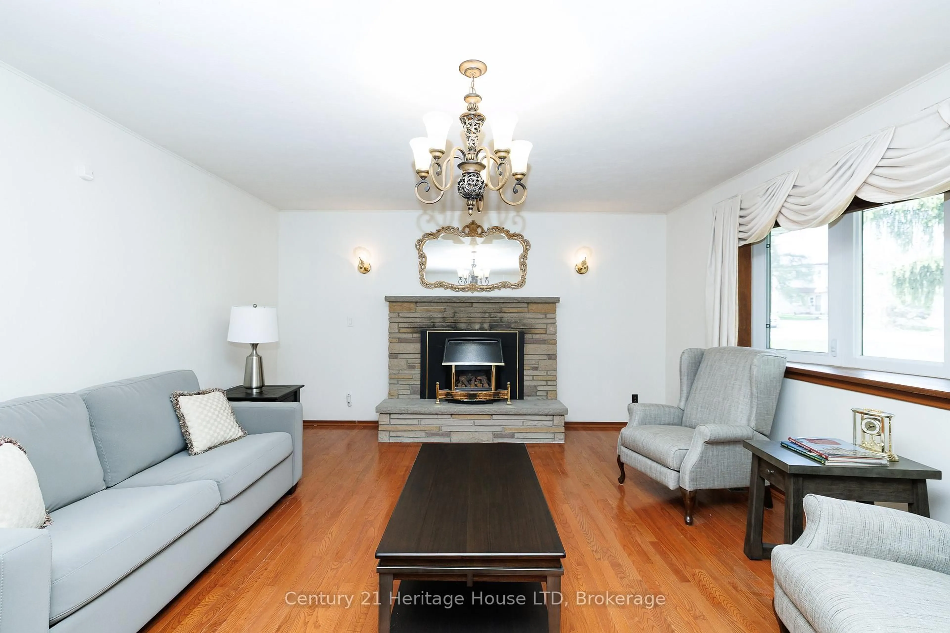 Living room with furniture, unknown for 3651 Connection Dr, Fort Erie Ontario L0S 1N0