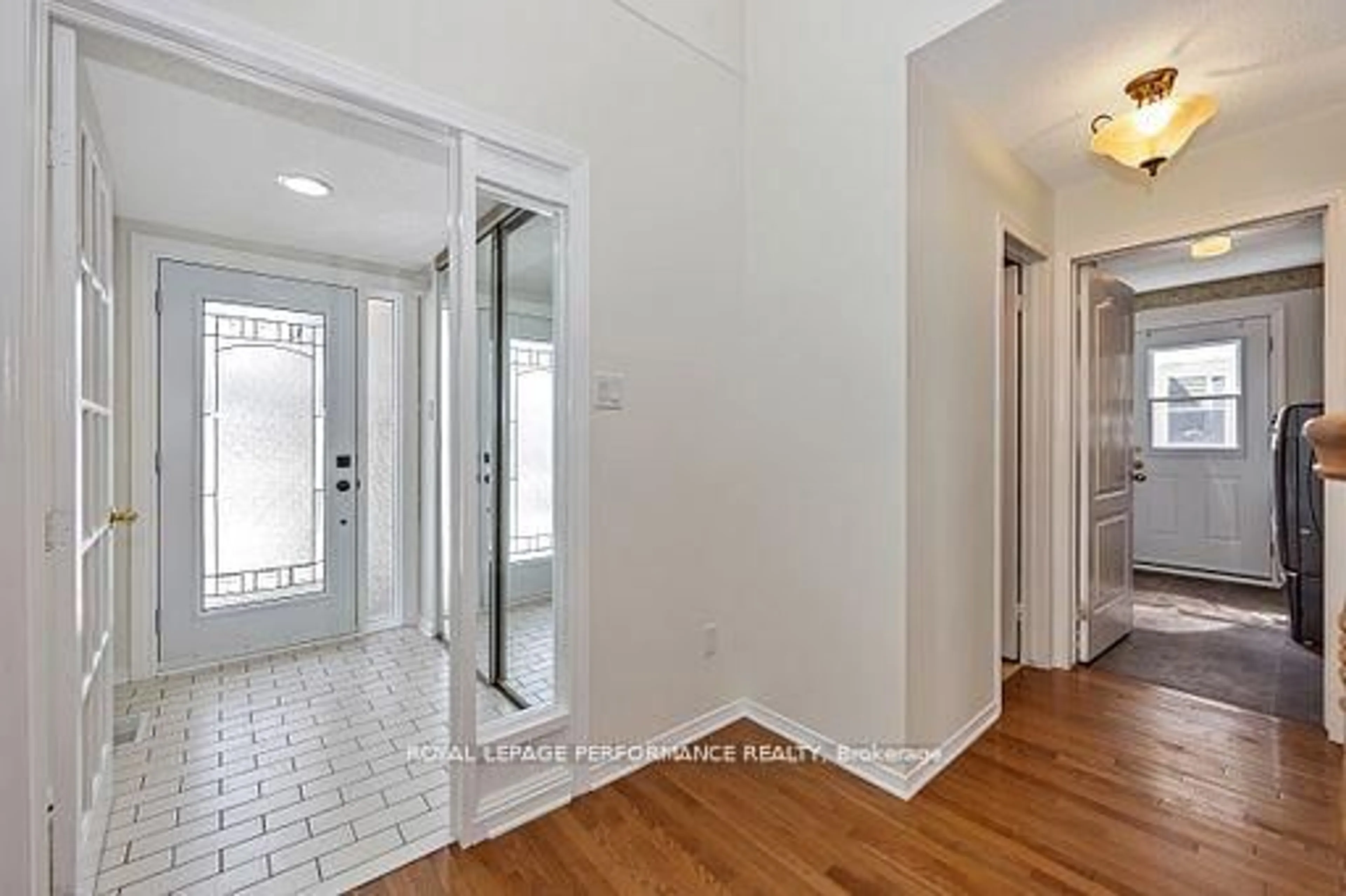 Indoor entryway for 2023 Rolling Brook Dr, Ottawa Ontario K1W 1C9