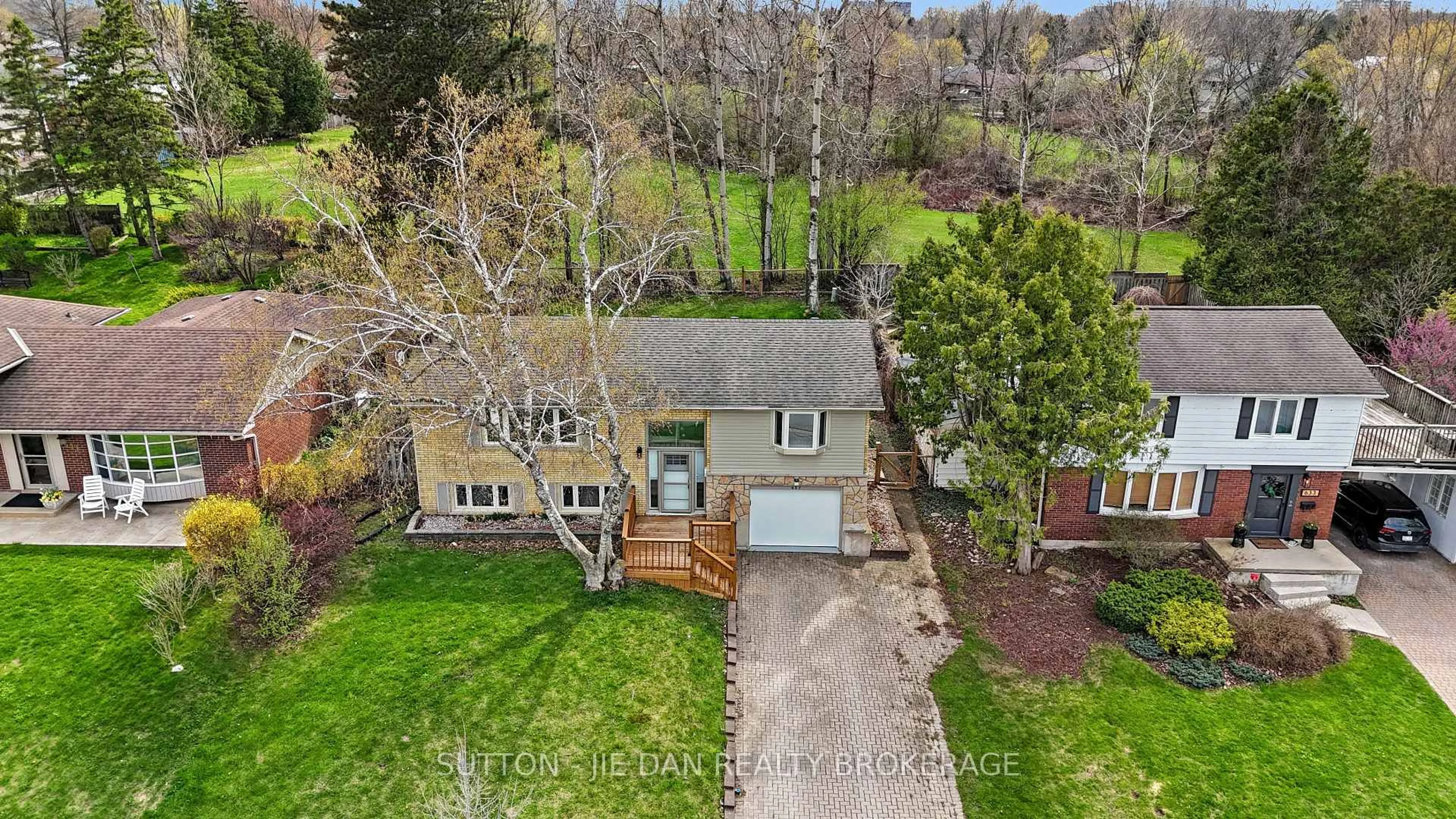 A pic from outside/outdoor area/front of a property/back of a property/a pic from drone, street for 637 JASON Cres, London South Ontario N6J 3E5