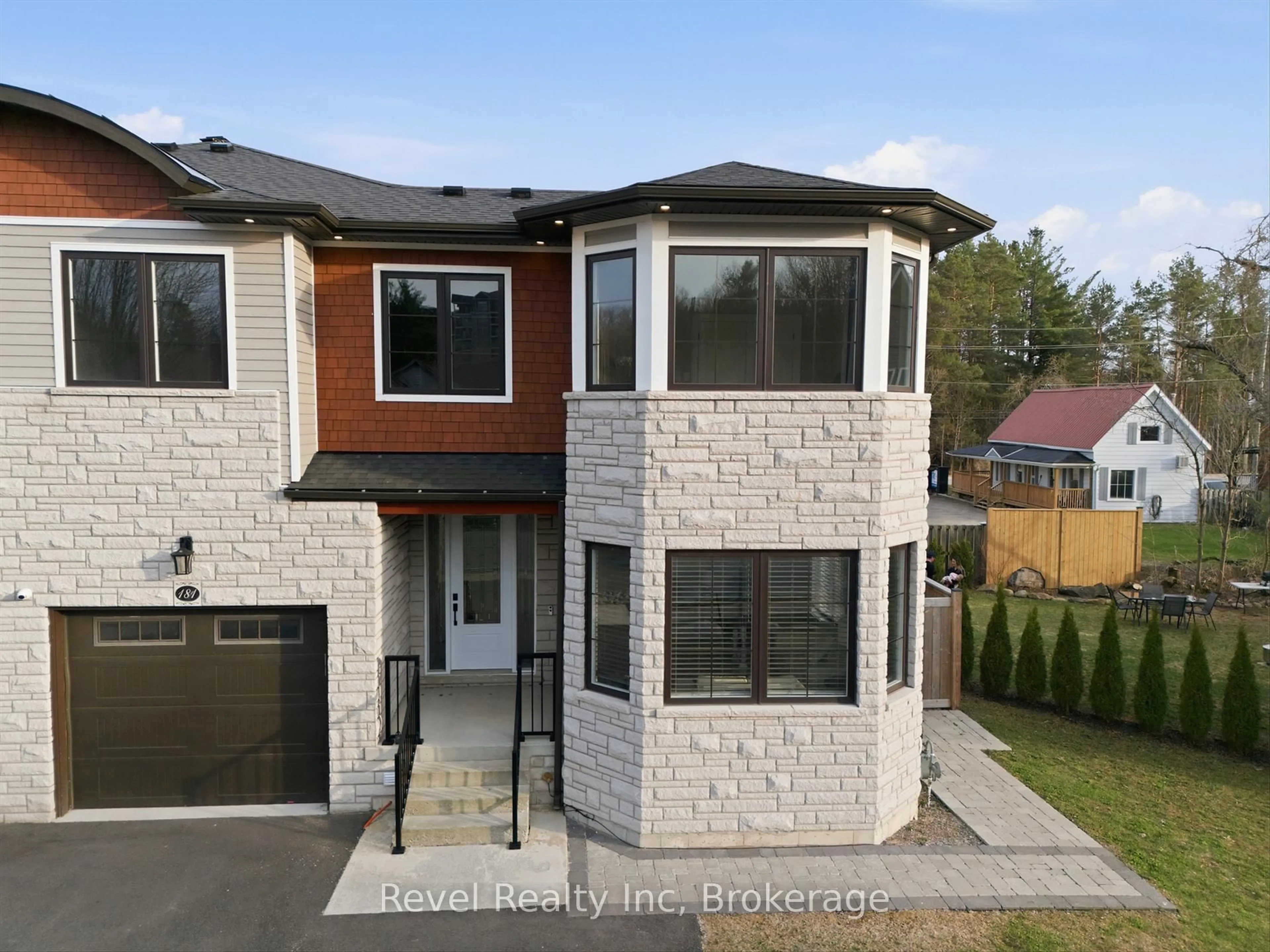 Home with brick exterior material, street for 181 Anglo St, Bracebridge Ontario P1L 2H3