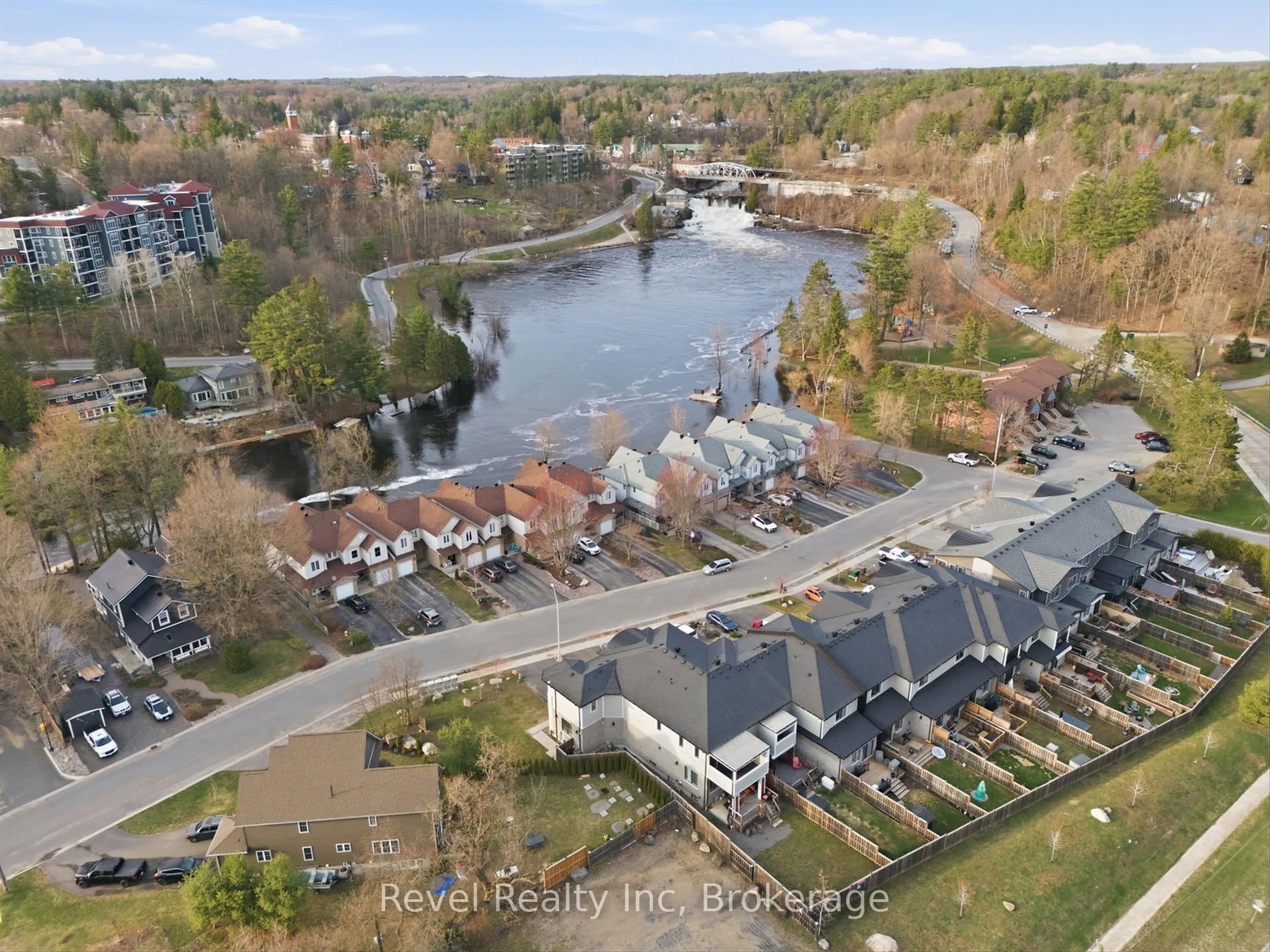 A pic from outside/outdoor area/front of a property/back of a property/a pic from drone, water/lake/river/ocean view for 181 Anglo St, Bracebridge Ontario P1L 2H3