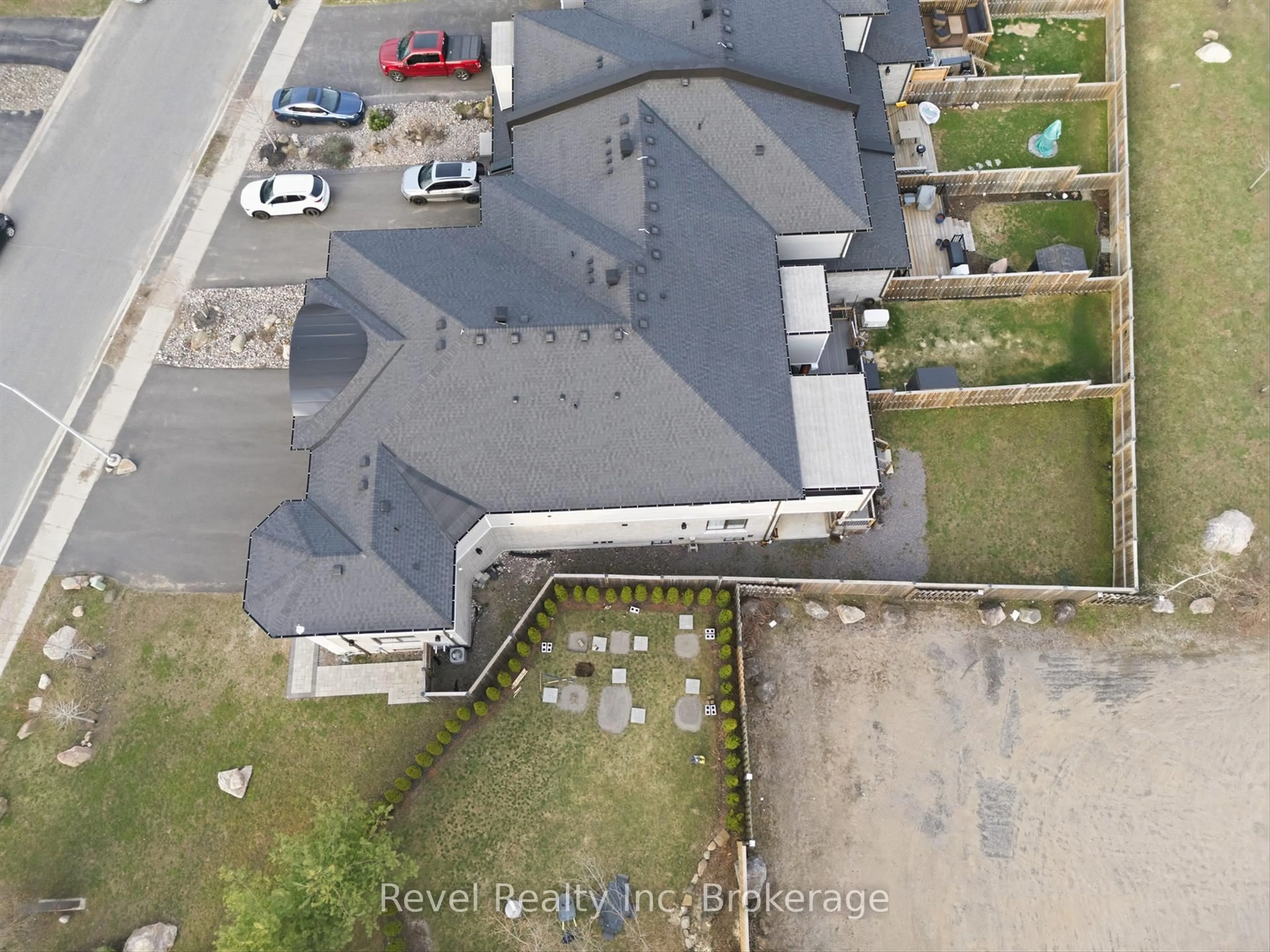 A pic from outside/outdoor area/front of a property/back of a property/a pic from drone, building for 181 Anglo St, Bracebridge Ontario P1L 2H3