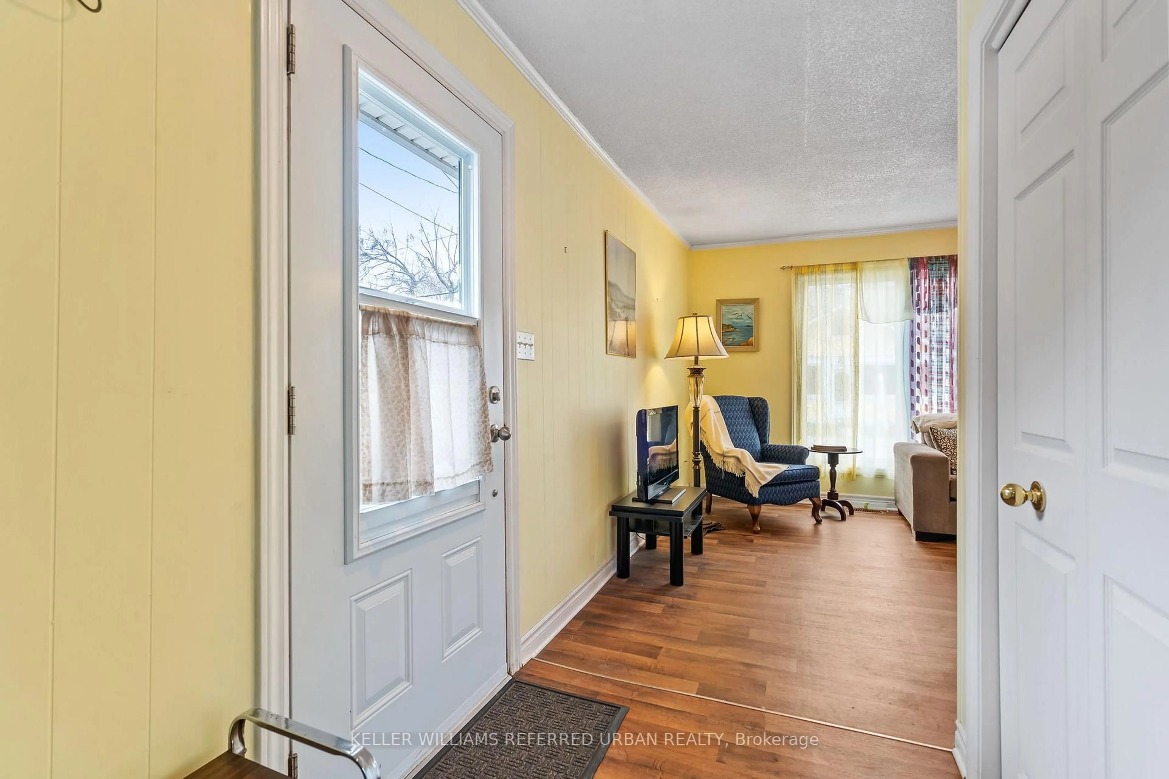 Indoor entryway for 354 Elmwood Ave, Fort Erie Ontario L0S 1B0