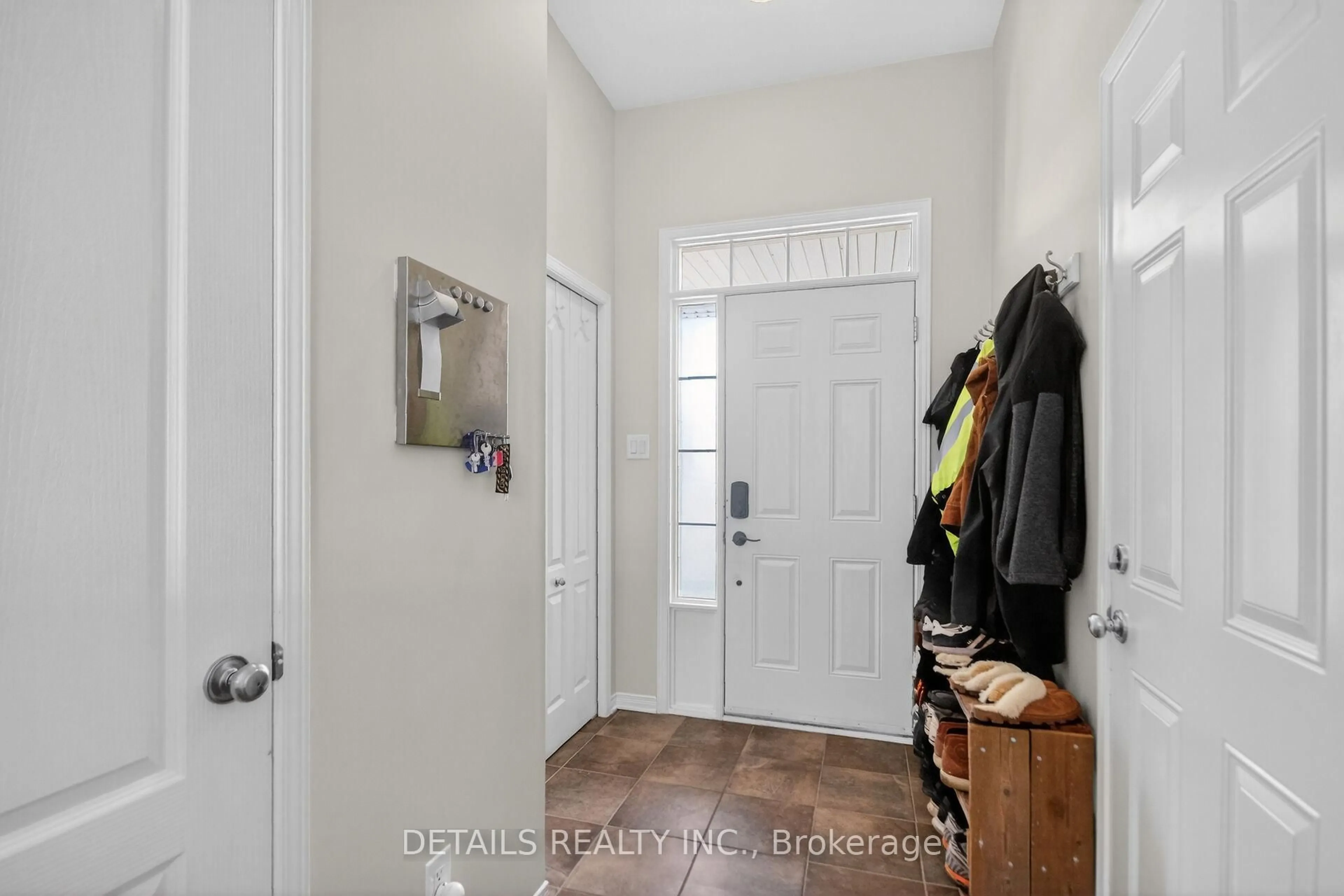 Indoor entryway for 168 Eye Bright Cres, Ottawa Ontario K1V 2K5