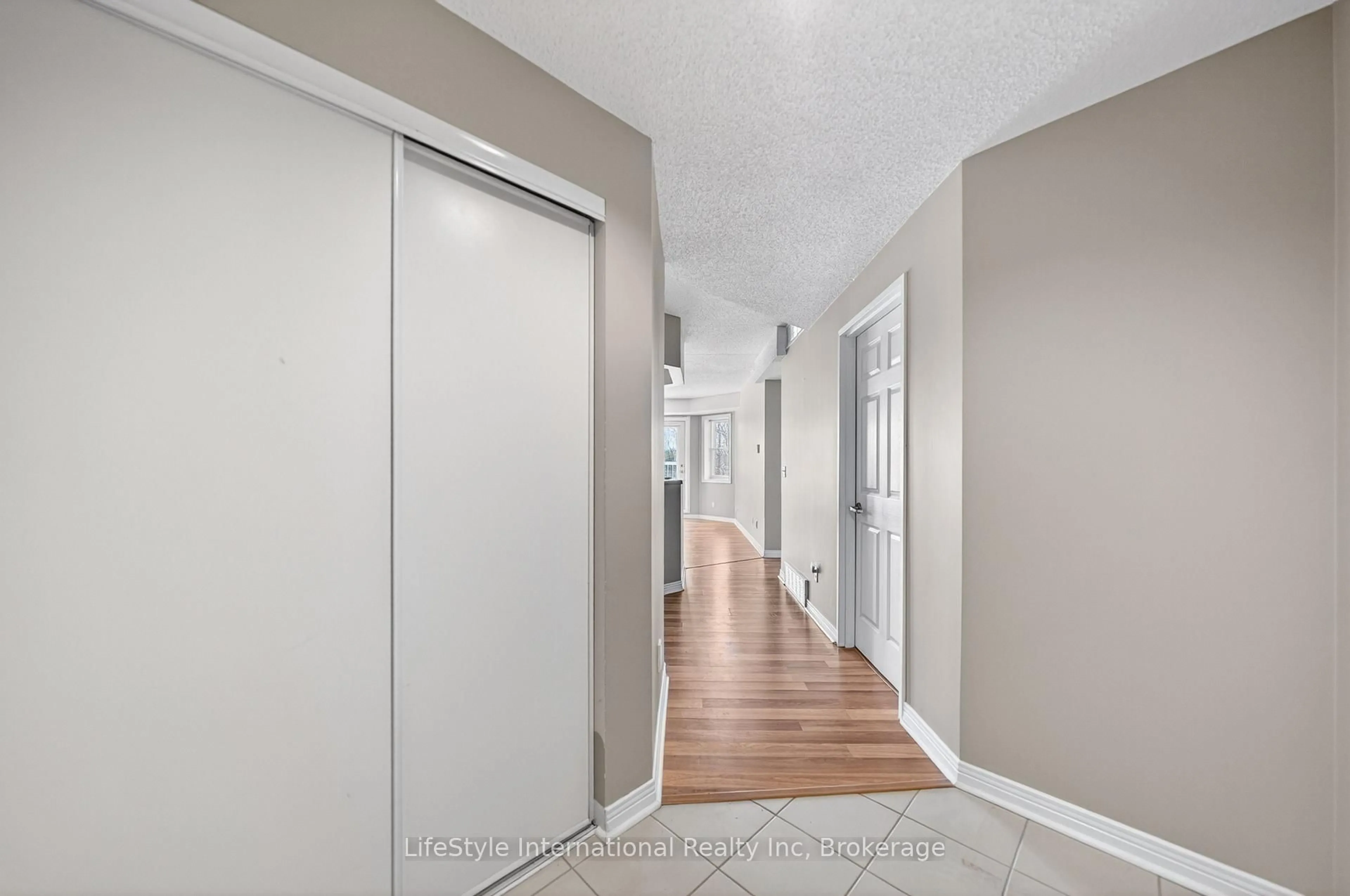 Indoor entryway for 208 Silvercreek Pkwy #209, Guelph Ontario N1H 8H2