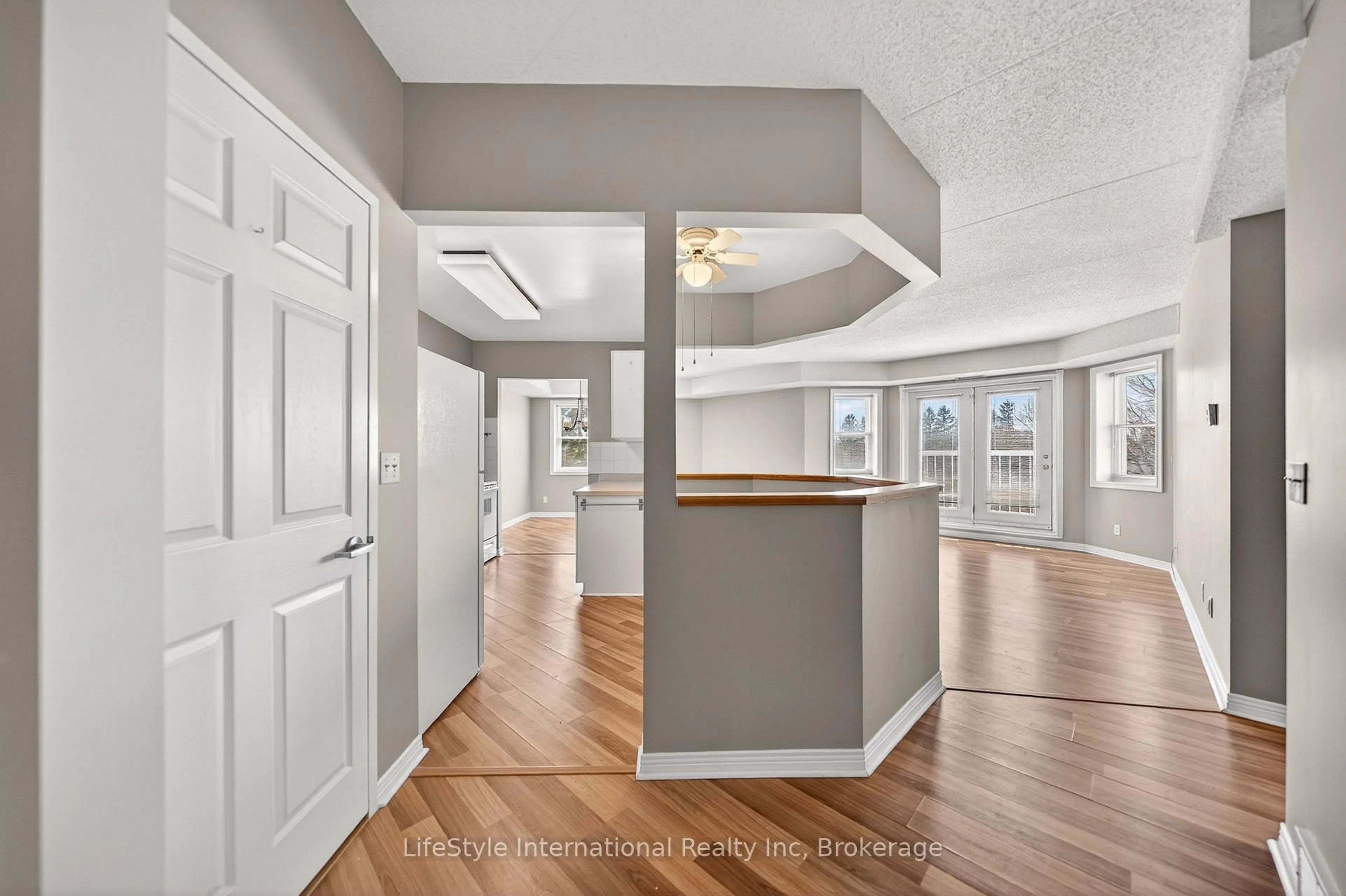 Indoor entryway for 208 Silvercreek Pkwy #209, Guelph Ontario N1H 8H2